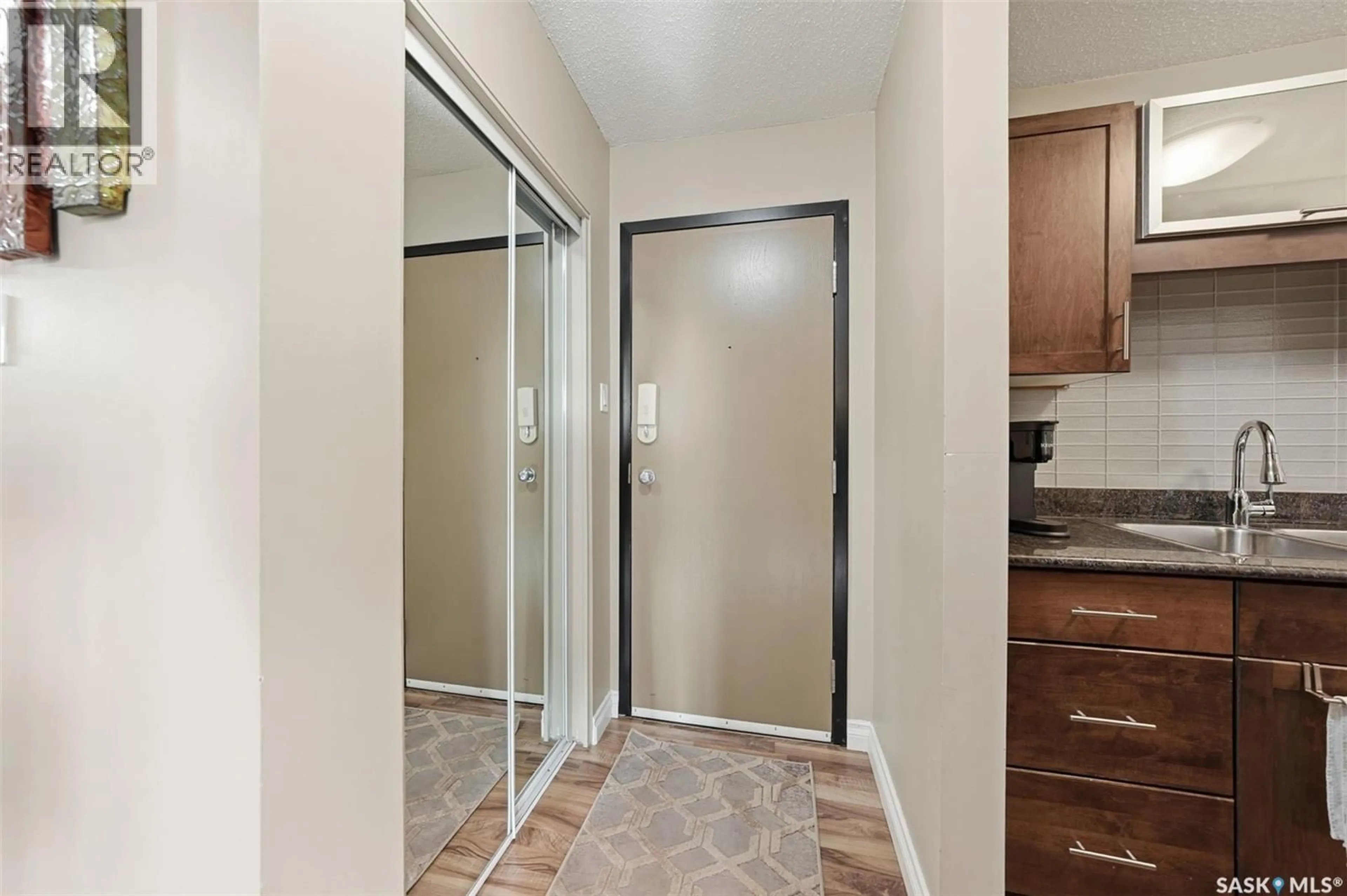 Indoor entryway for 16 115 ACADIA DRIVE, Saskatoon Saskatchewan S7H4T8