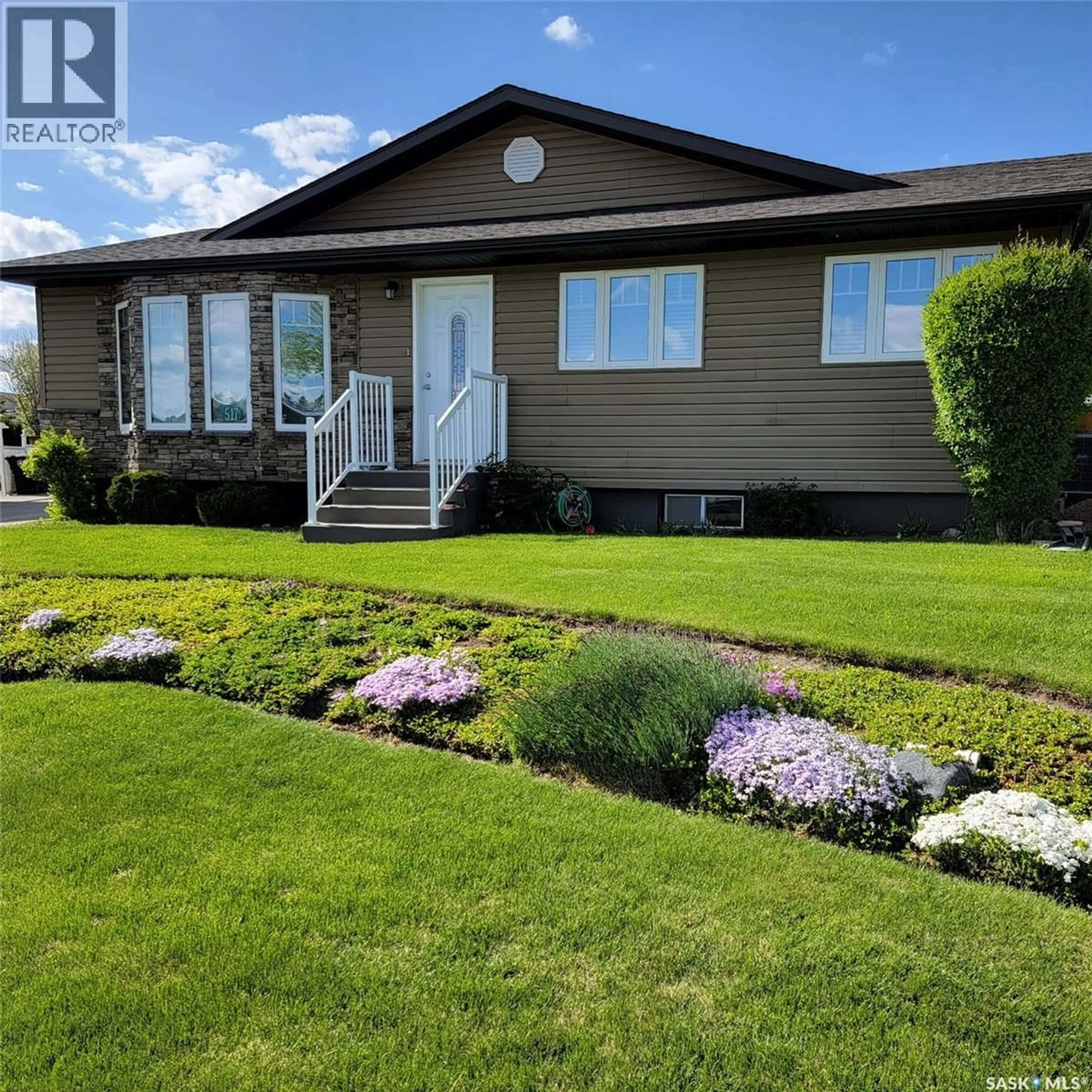 Home with vinyl exterior material, water/lake/river/ocean view for 517 8TH AVENUE, Biggar Saskatchewan S0K0M0