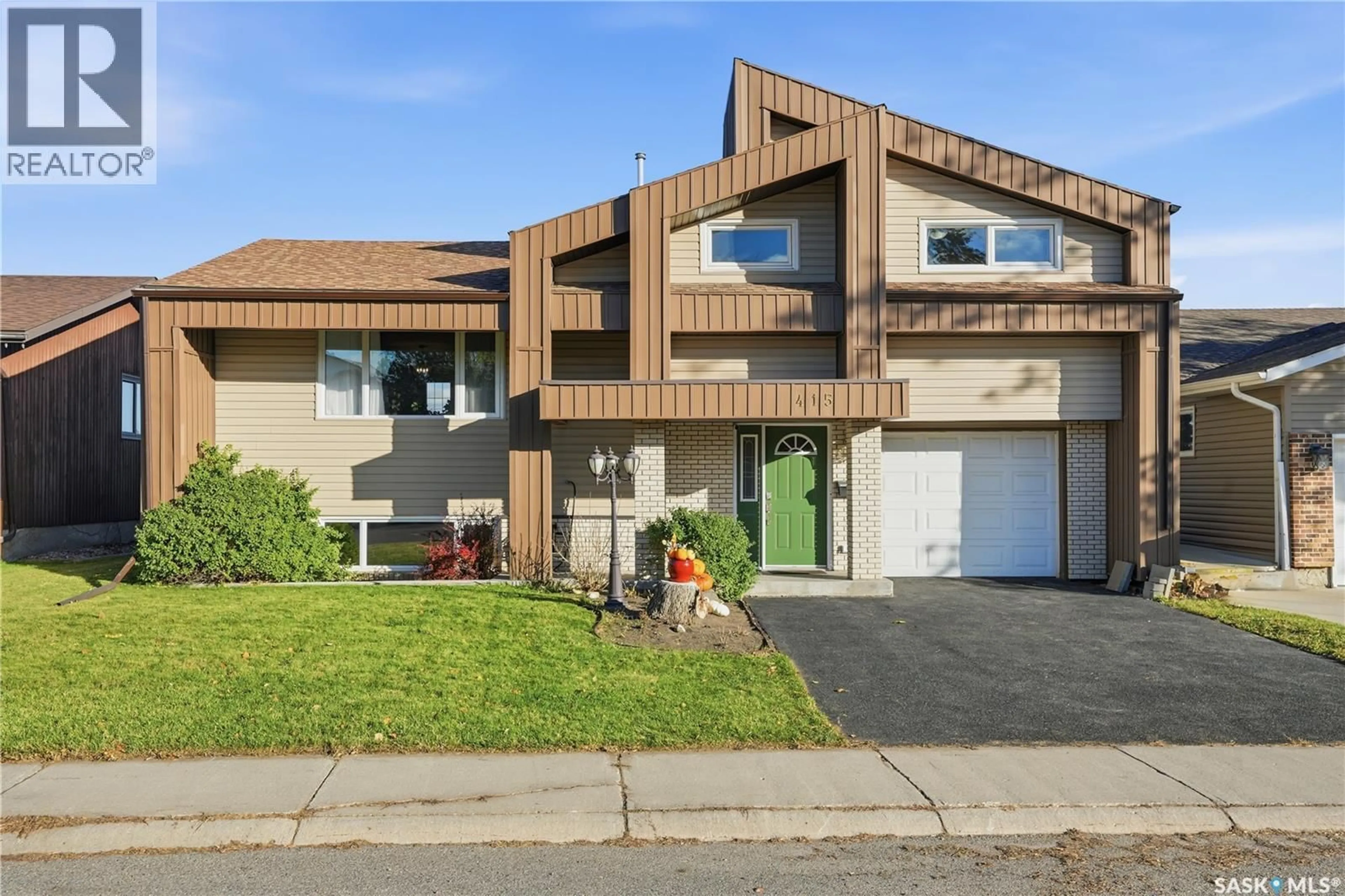 Home with vinyl exterior material, street for 415 WATHAMAN CRESCENT, Saskatoon Saskatchewan S7K4P8