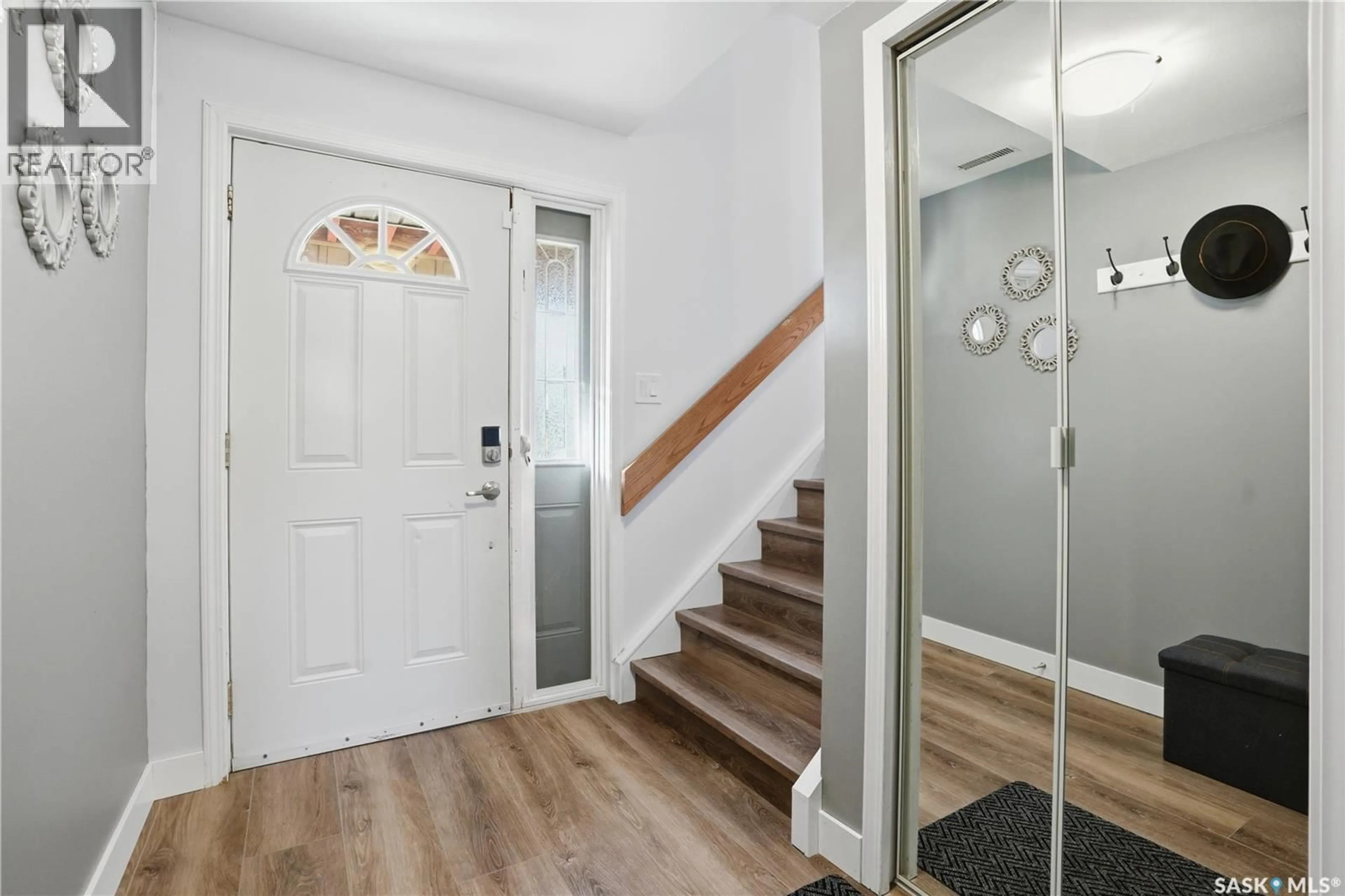 Indoor entryway for 415 WATHAMAN CRESCENT, Saskatoon Saskatchewan S7K4P8