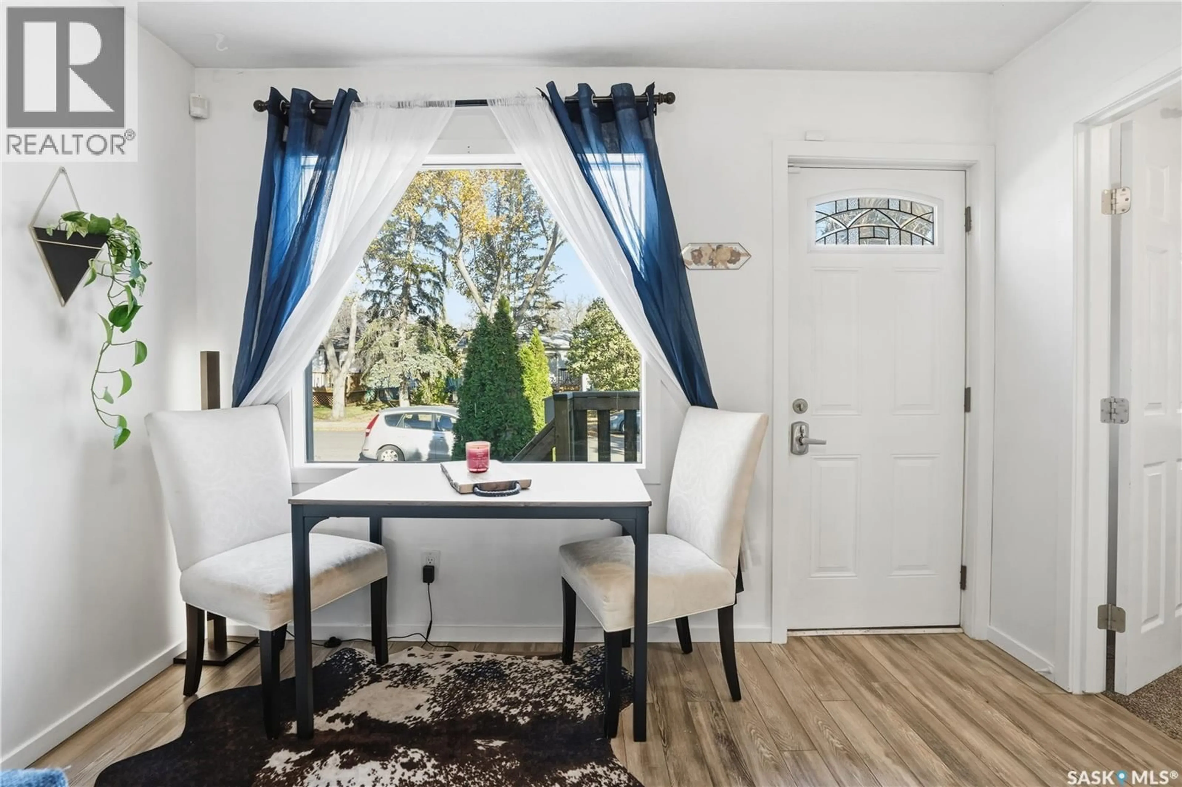 Dining room, wood/laminate floor for 5023 8TH AVENUE, Regina Saskatchewan S4T0W4