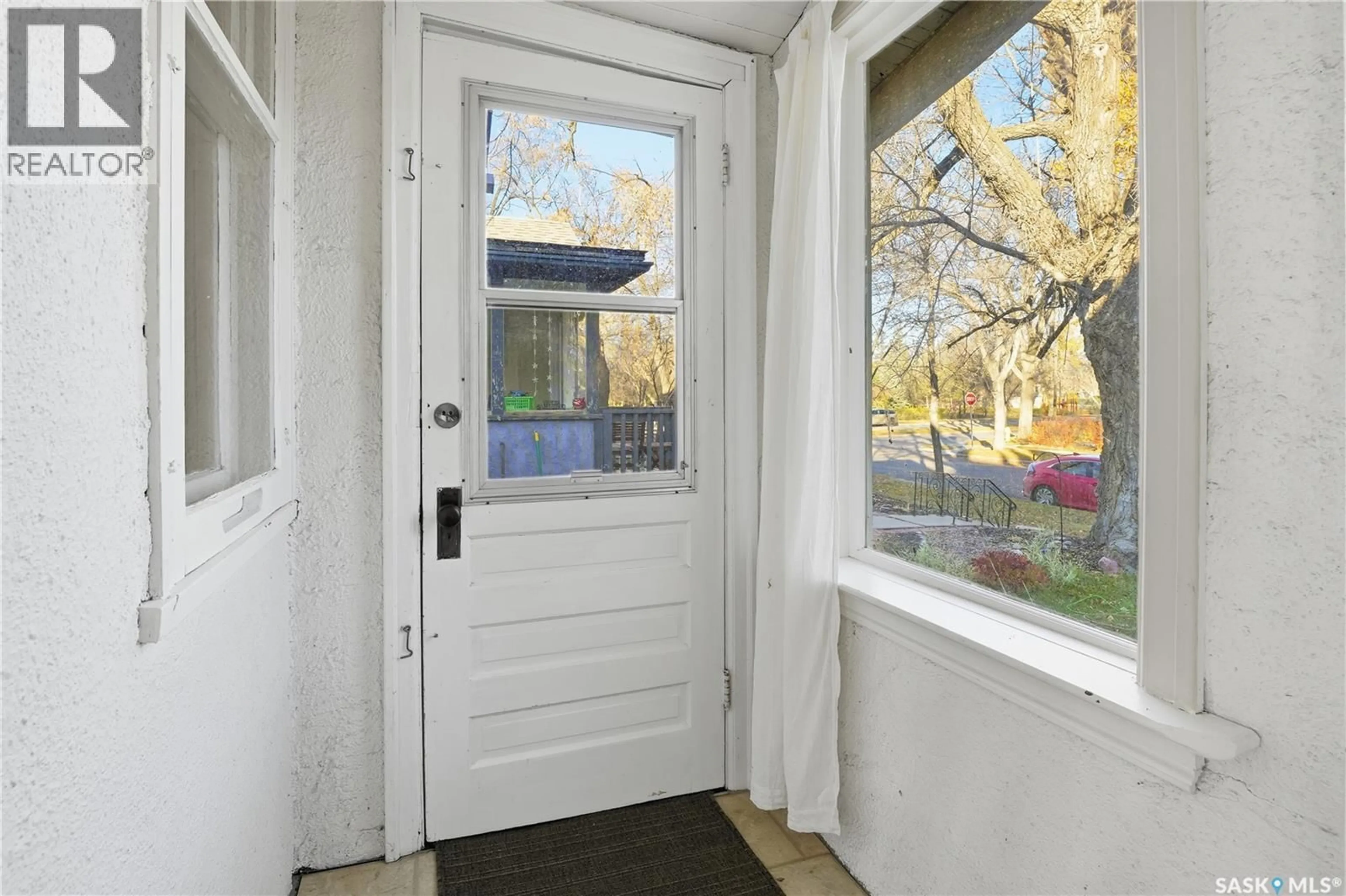 Indoor entryway for E - 406 5TH STREET, Saskatoon Saskatchewan S7H1E9