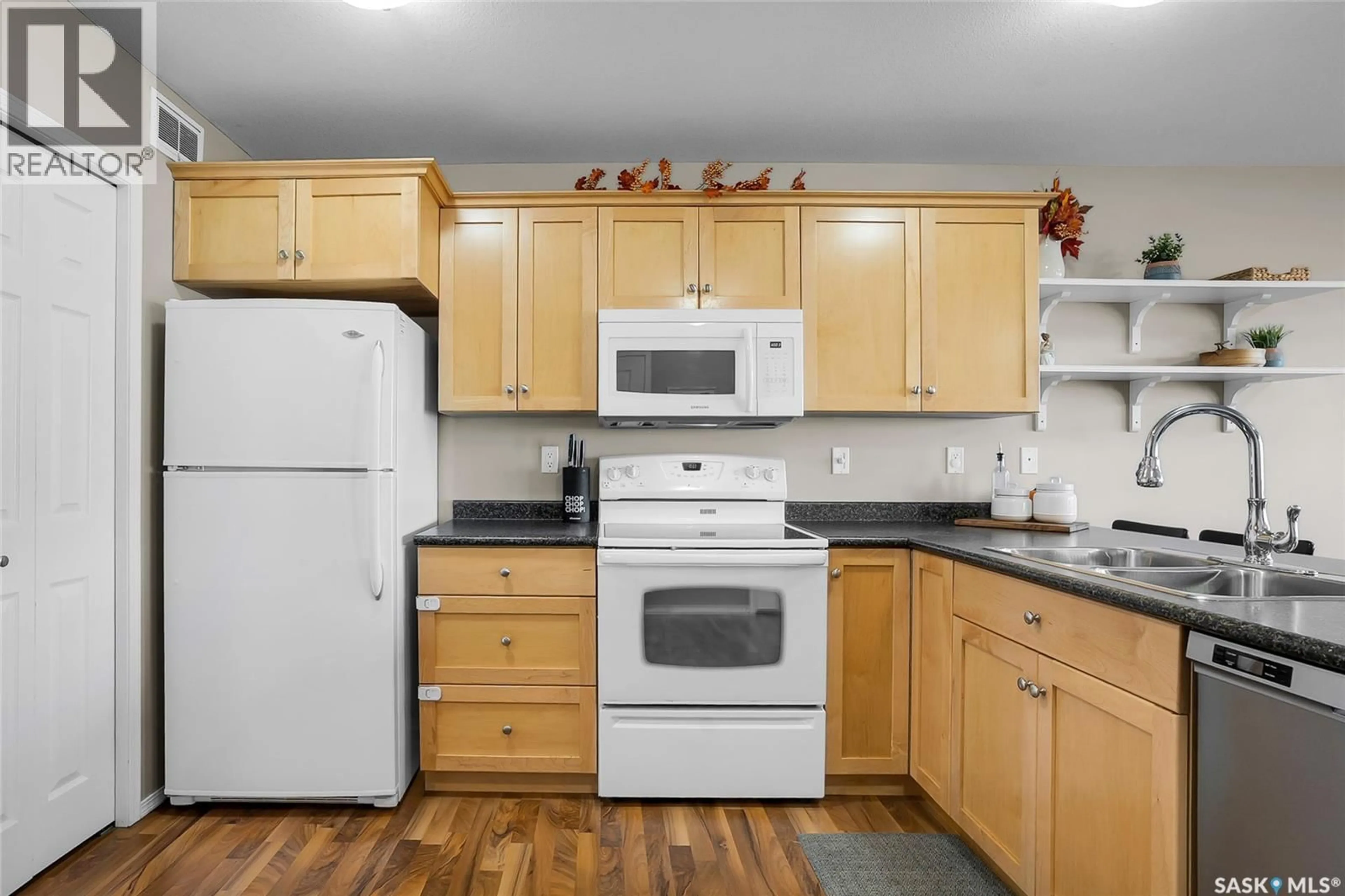 Standard kitchen, unknown for 12 515 CENTENNIAL BOULEVARD, Warman Saskatchewan S0K4S0