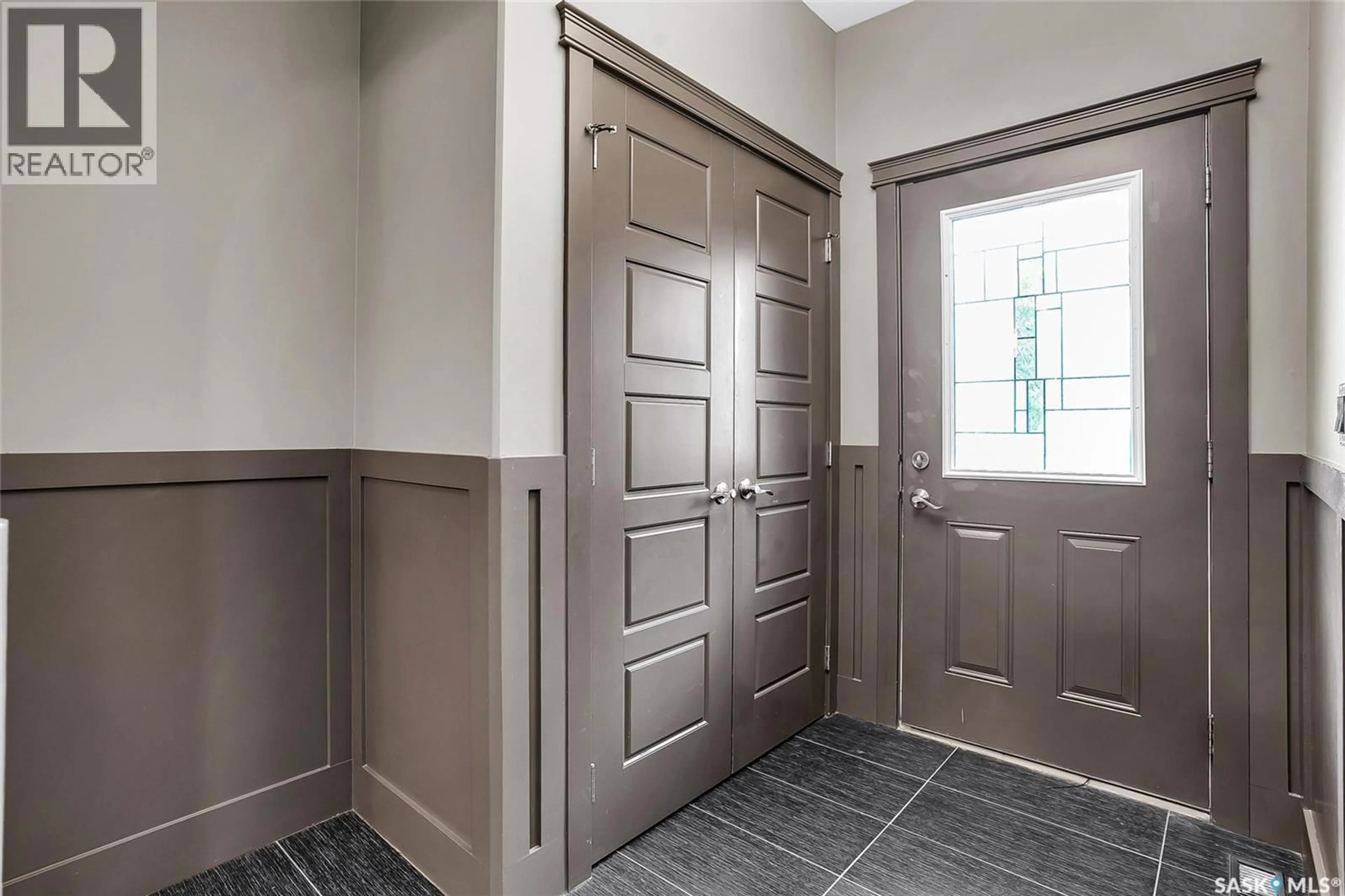 Indoor entryway for 115 2ND STREET, Saskatoon Saskatchewan S7H1N3