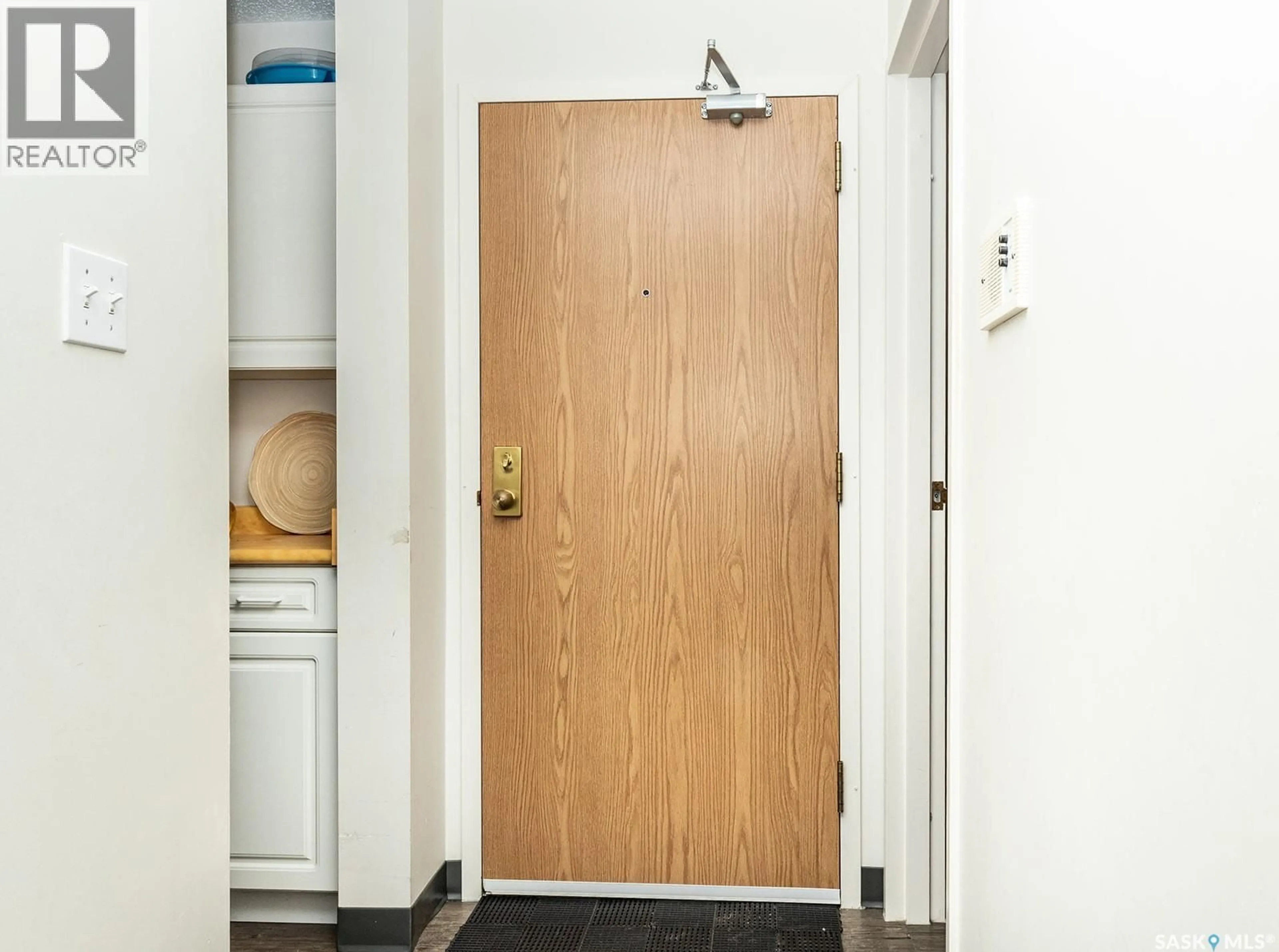 Indoor entryway for 817 310 STILLWATER DRIVE, Saskatoon Saskatchewan S7H4H7