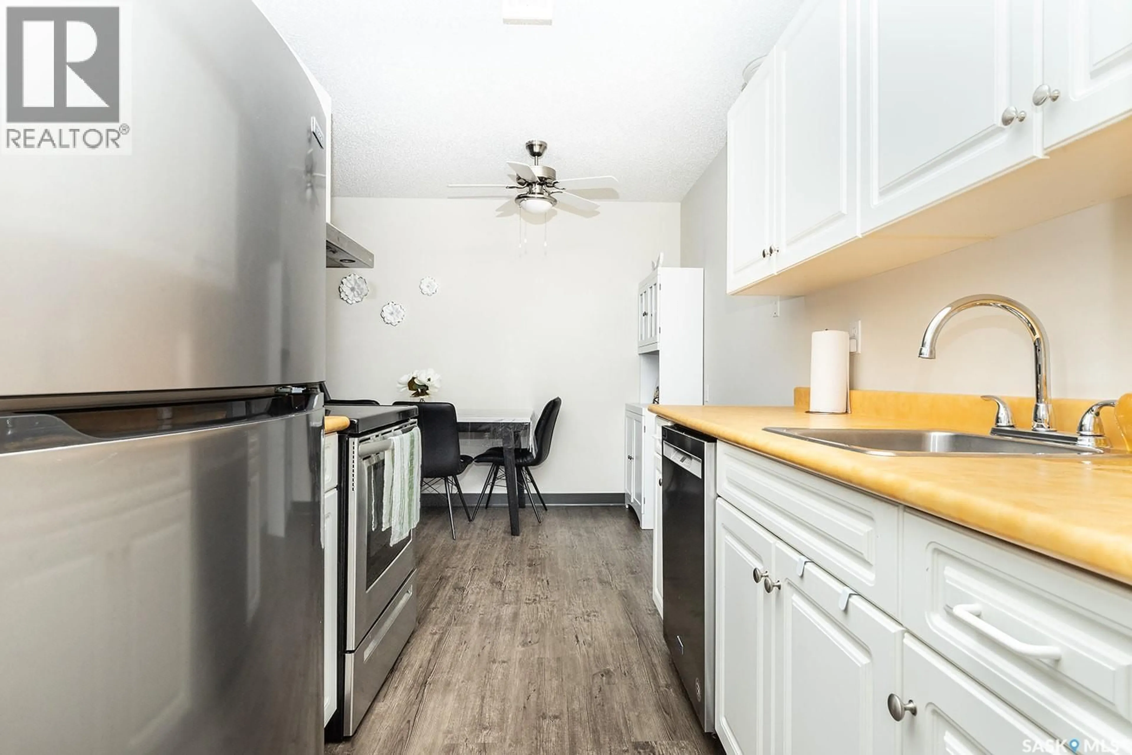 Standard kitchen, wood/laminate floor for 817 310 STILLWATER DRIVE, Saskatoon Saskatchewan S7H4H7