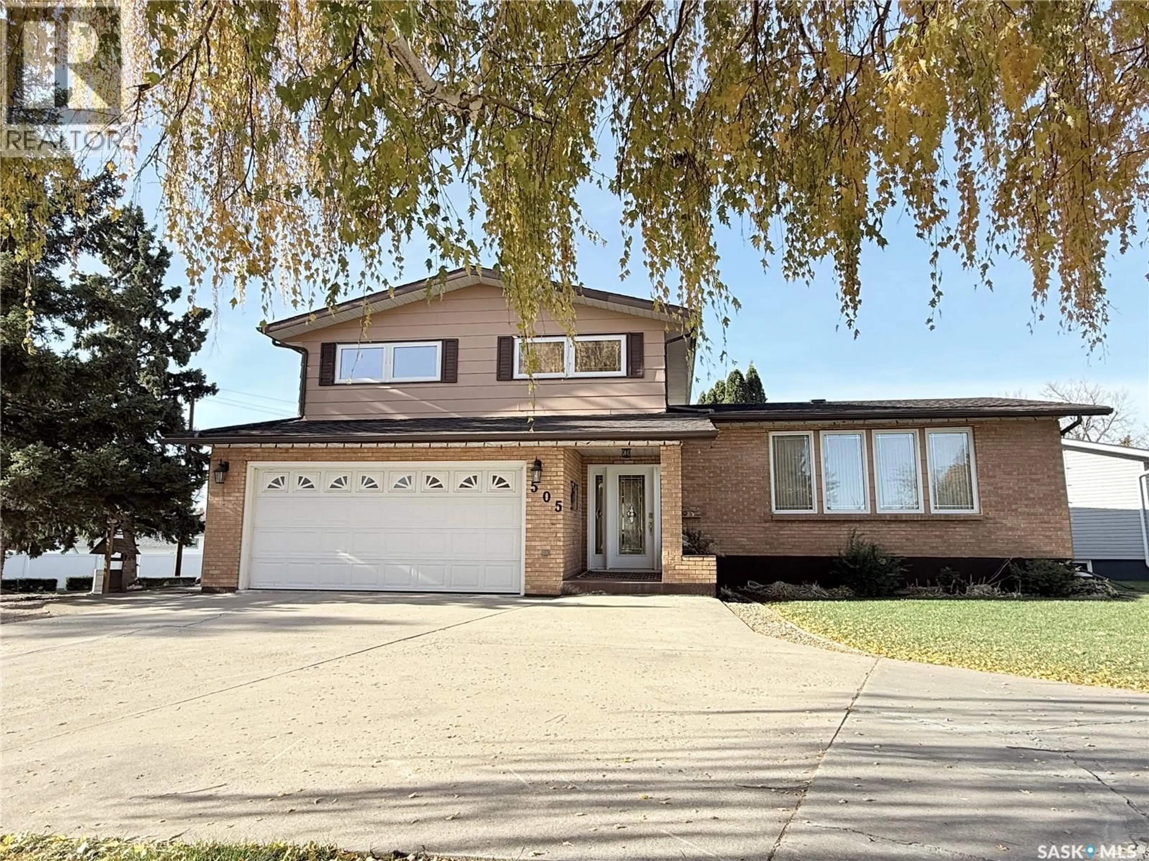 Home with vinyl exterior material, street for 505 9TH AVENUE, Melville Saskatchewan S0A2P0