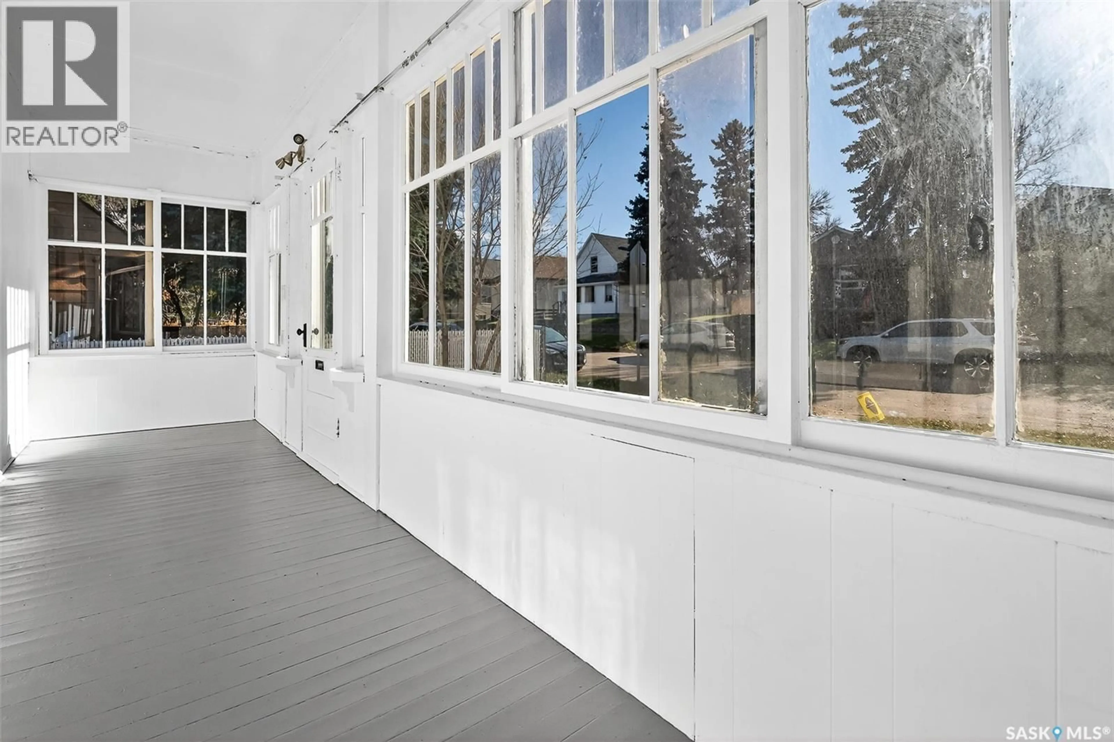 Indoor foyer for 116 IROQUOIS STREET, Moose Jaw Saskatchewan S6H4T2