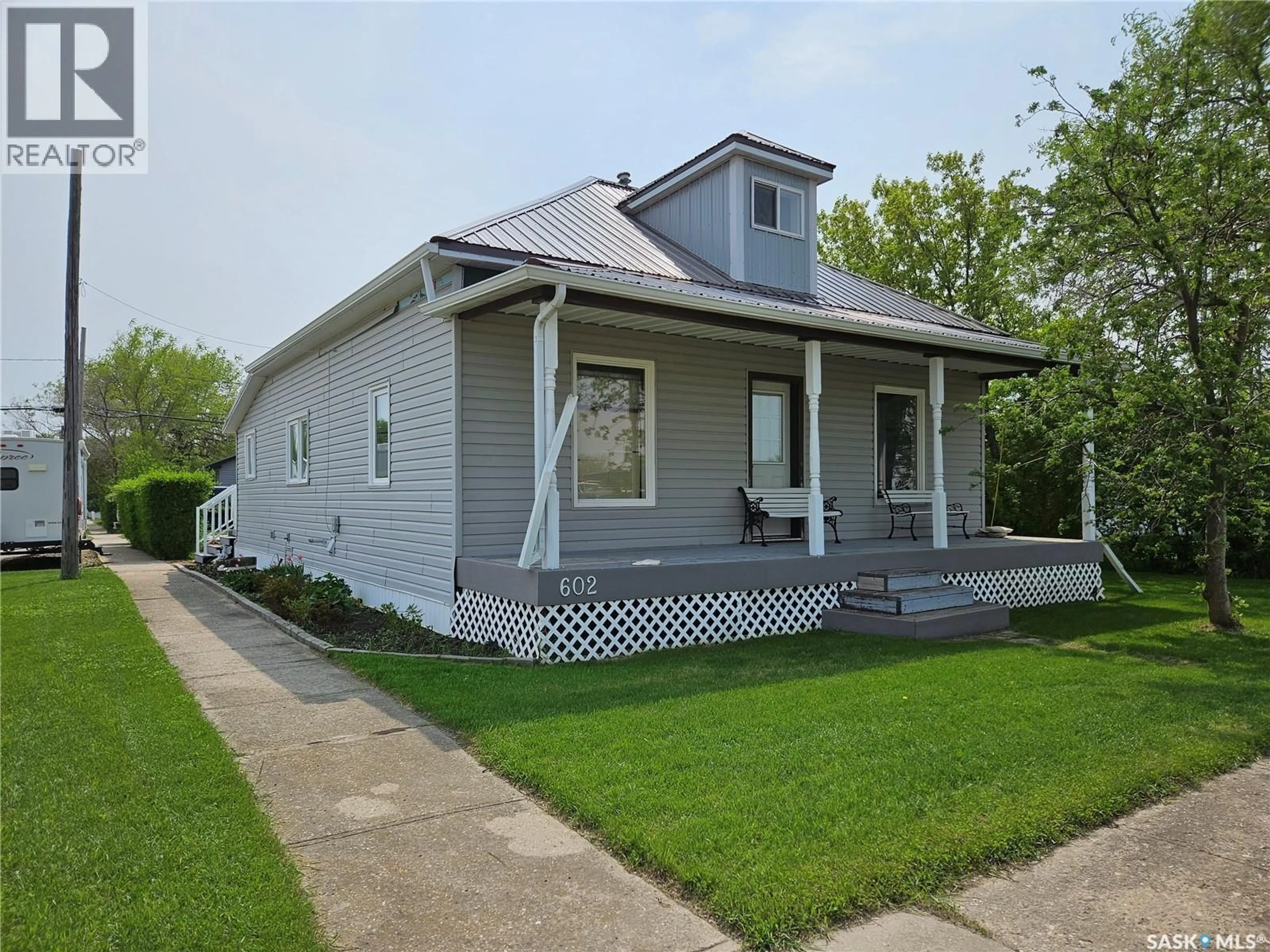 Home with vinyl exterior material, street for 602 RAILWAY AVENUE, Bienfait Saskatchewan S0C0M0