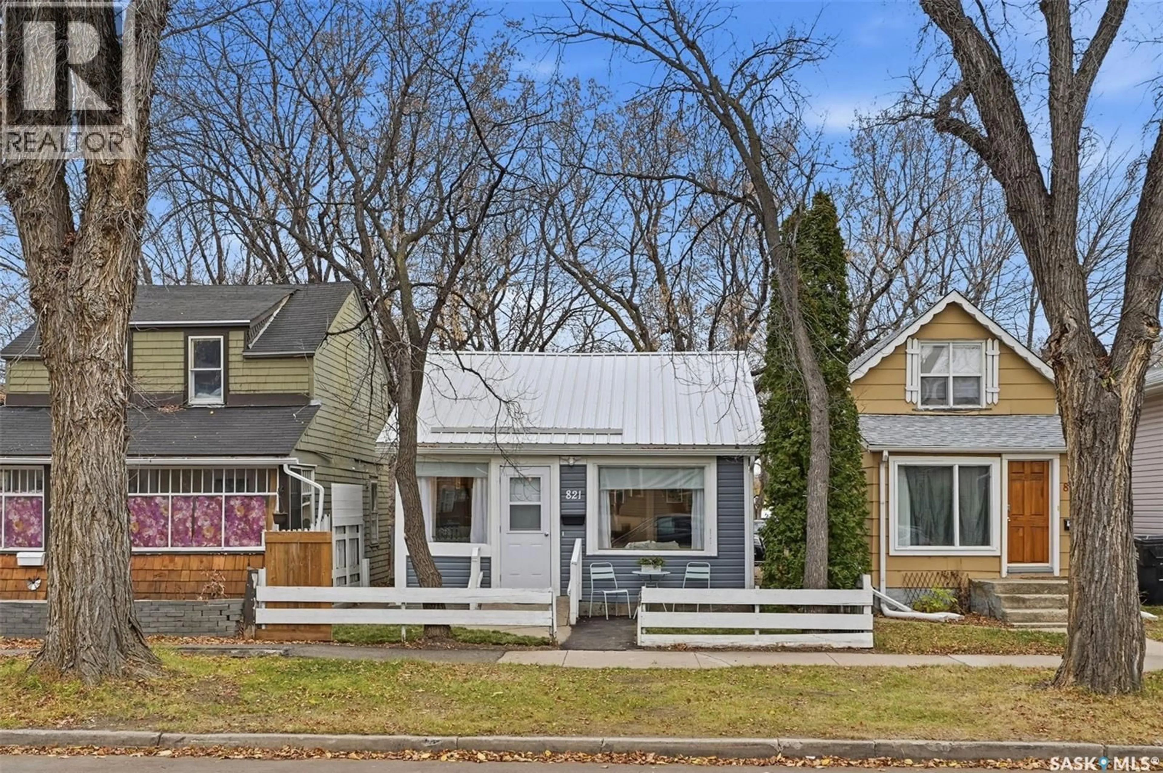 Home with vinyl exterior material, street for 821 G AVENUE, Saskatoon Saskatchewan S7L1Z6