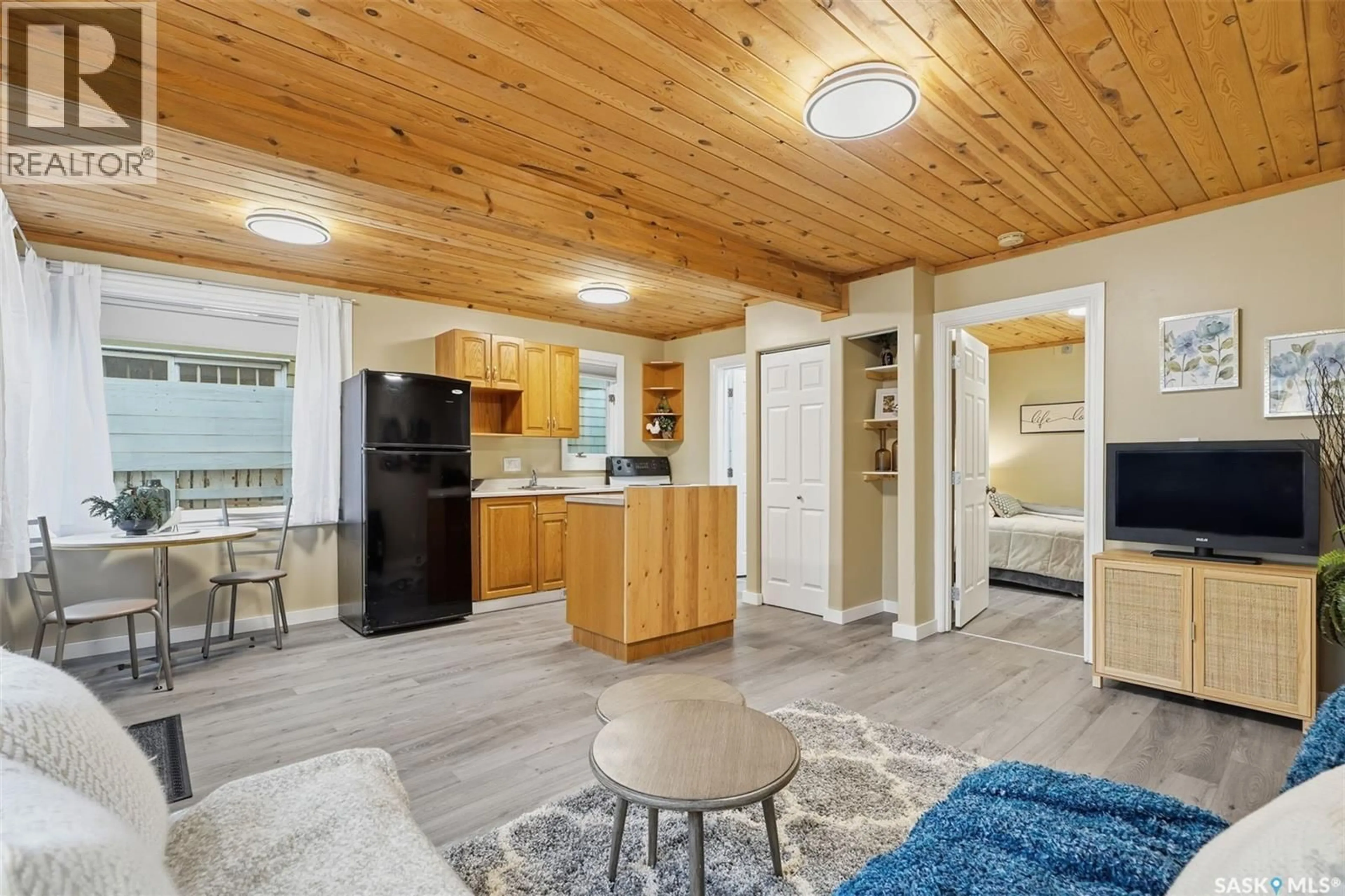 Open concept kitchen, wood/laminate floor for 821 G AVENUE, Saskatoon Saskatchewan S7L1Z6