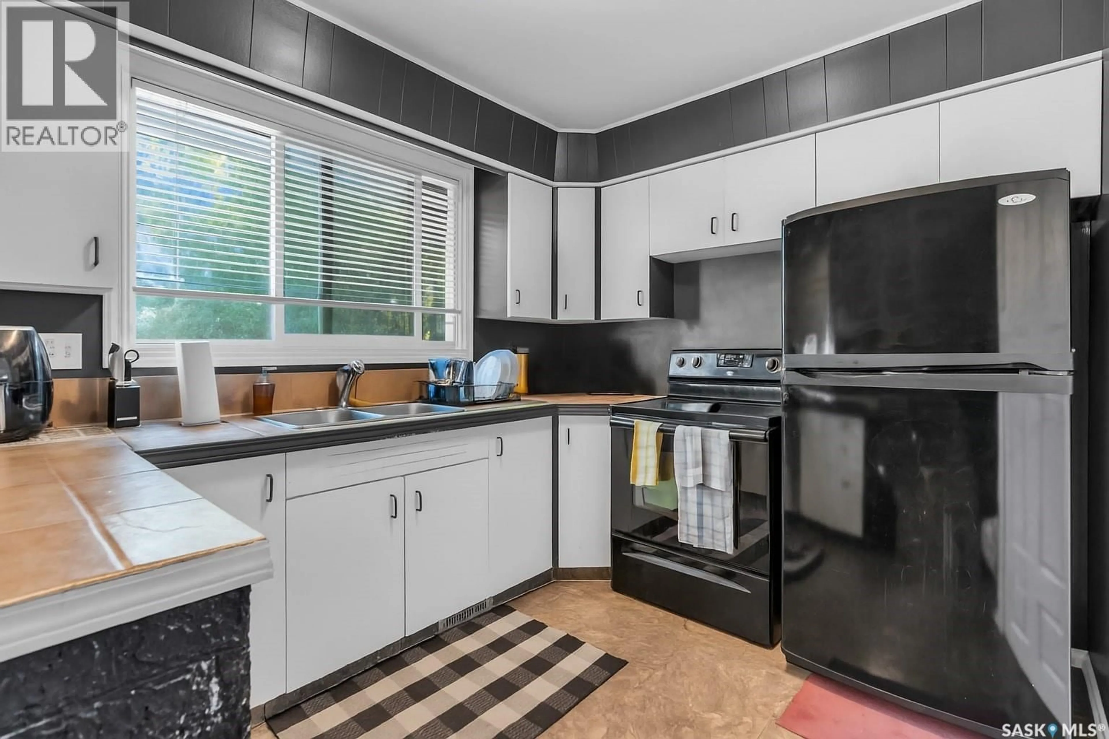 Standard kitchen, unknown for 1755 9TH AVENUE, Regina Saskatchewan S4N4L7