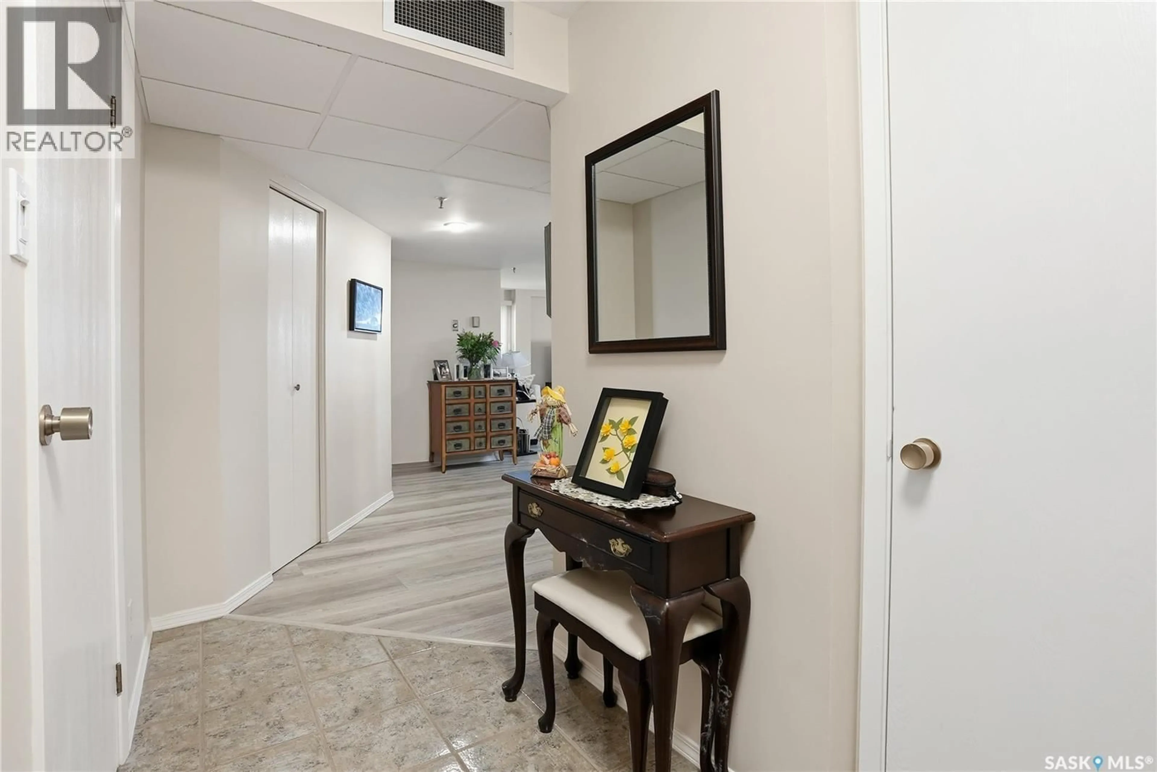 Indoor foyer for 510 - 1003 5TH AVENUE, Saskatoon Saskatchewan S7K2R2