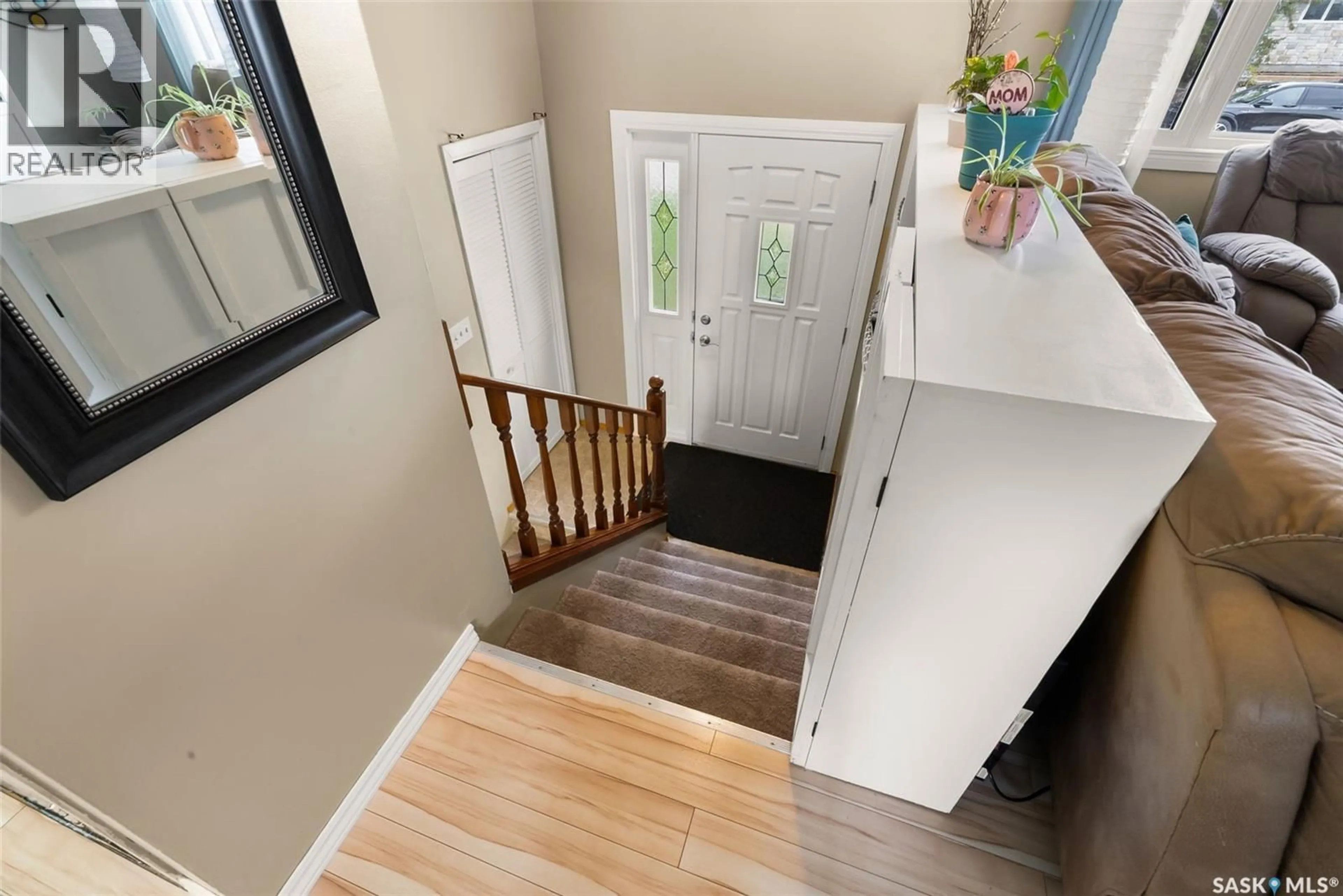 Indoor entryway for 219 LLOYD CRESCENT, Regina Saskatchewan S4R6C2