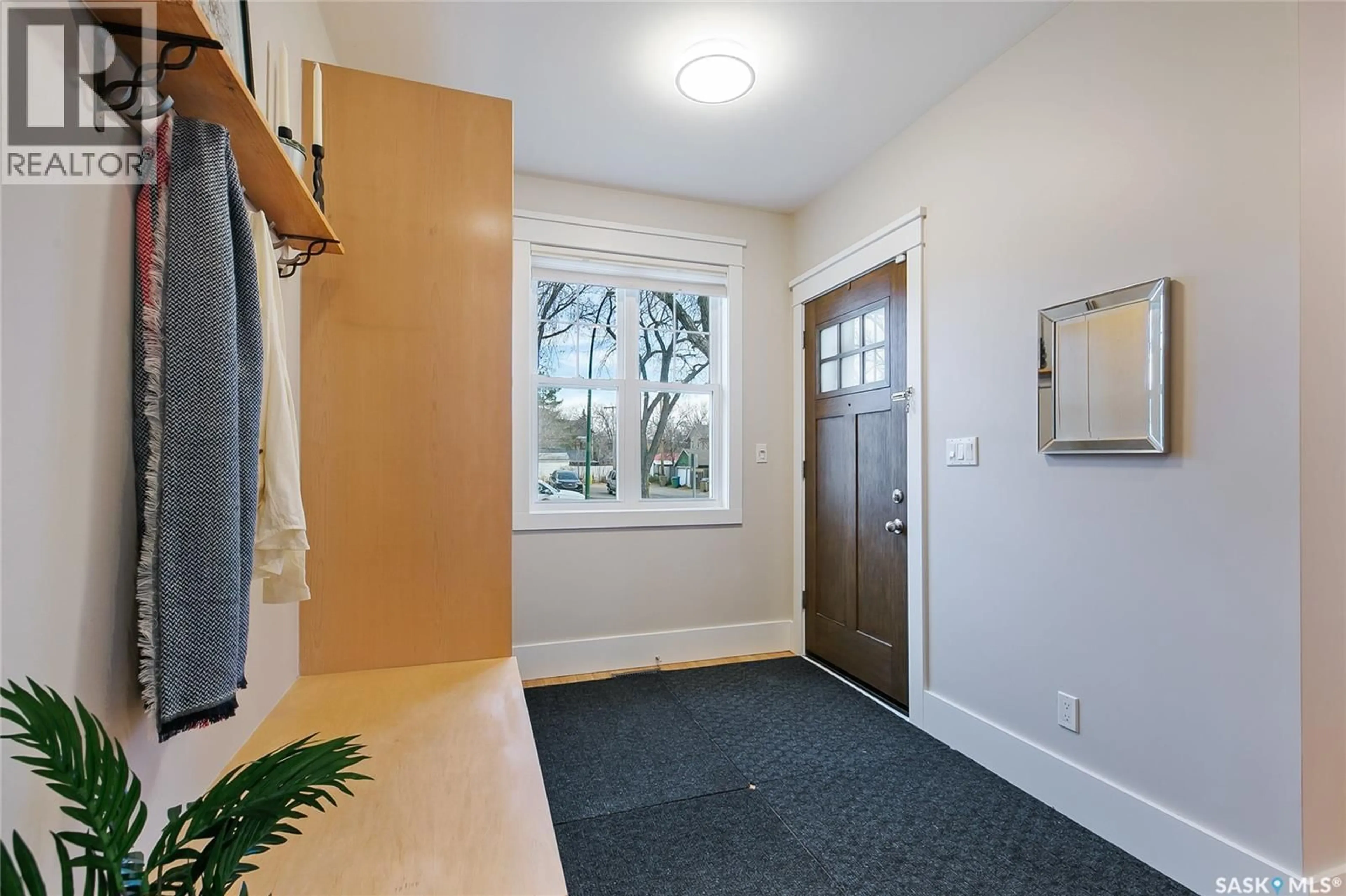 Indoor entryway for 2112 MONTAGUE STREET, Regina Saskatchewan S4T3J9