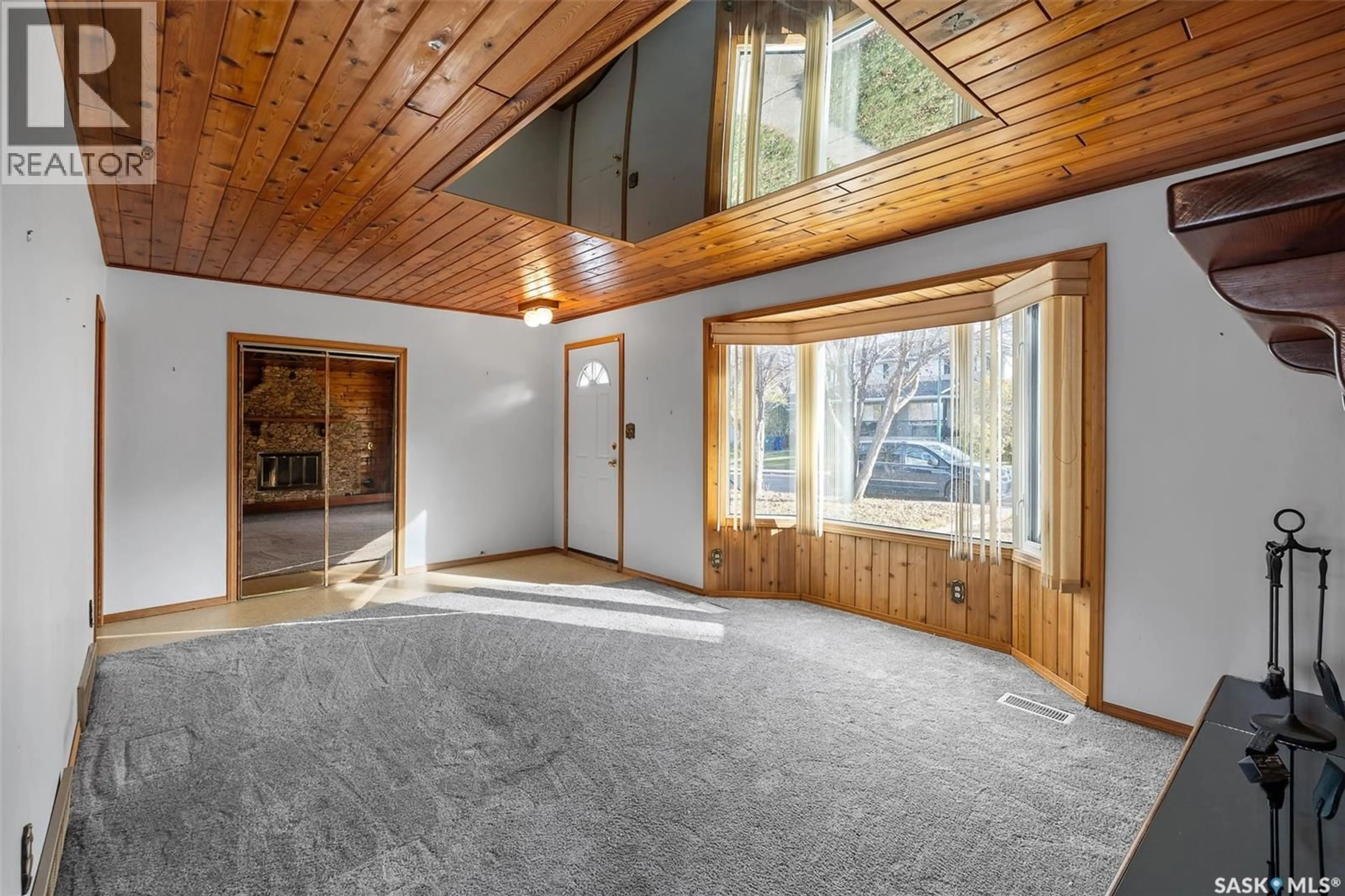 Indoor foyer for 1513 G AVENUE, Saskatoon Saskatchewan S7L2B1