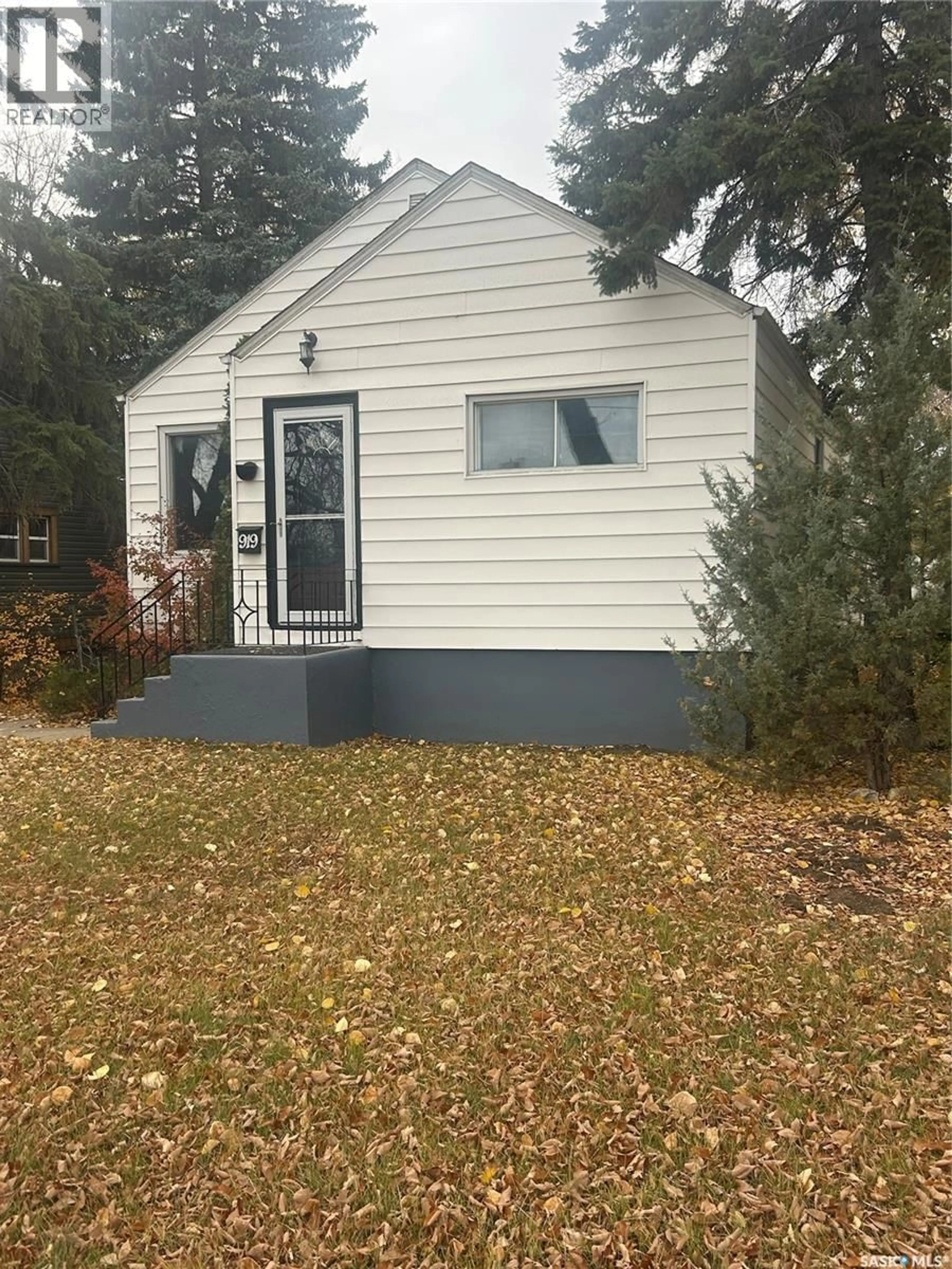Home with vinyl exterior material, street for 919 C AVENUE, Saskatoon Saskatchewan S7L1W7