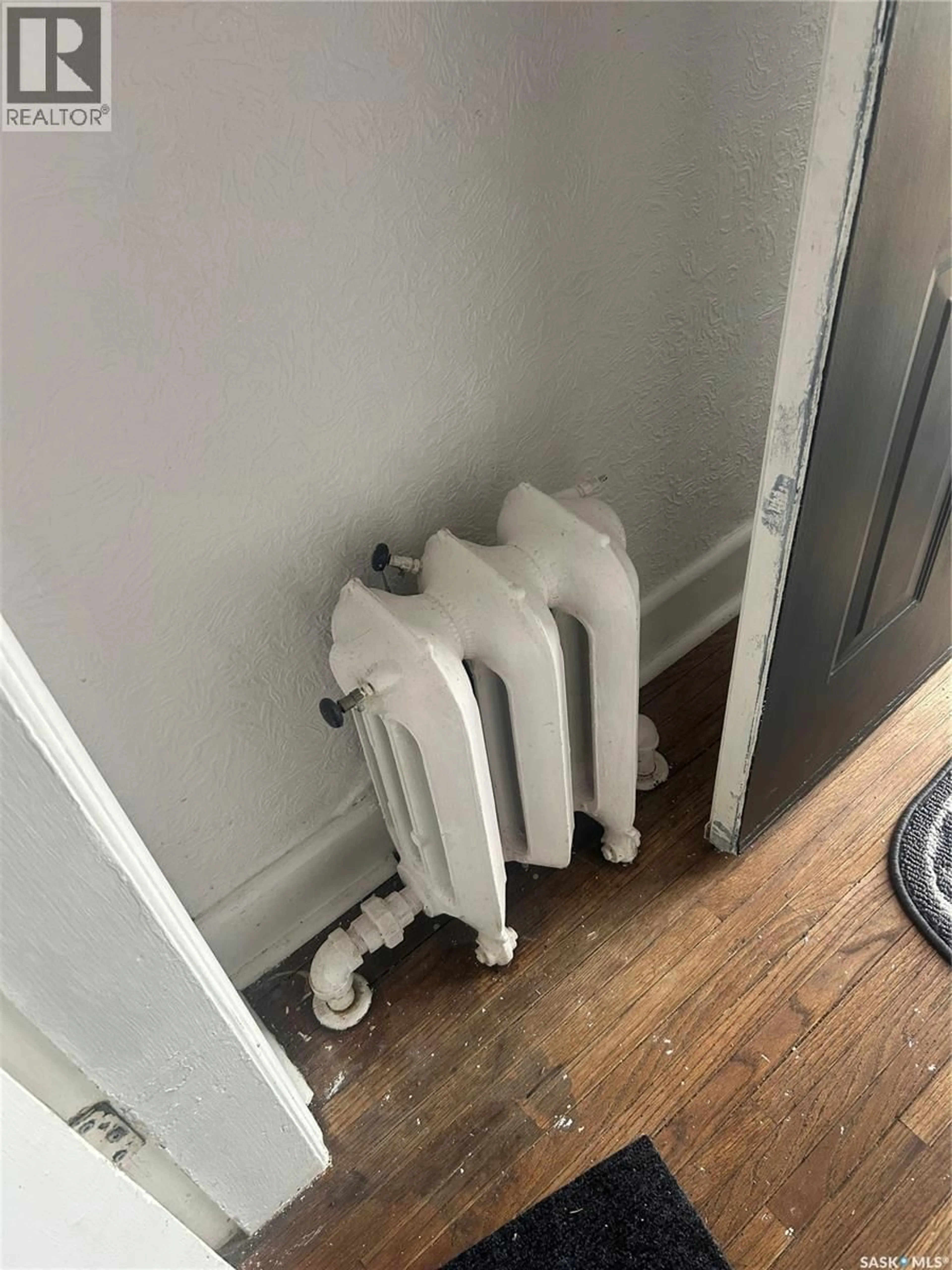 A pic of a room for 919 C AVENUE, Saskatoon Saskatchewan S7L1W7