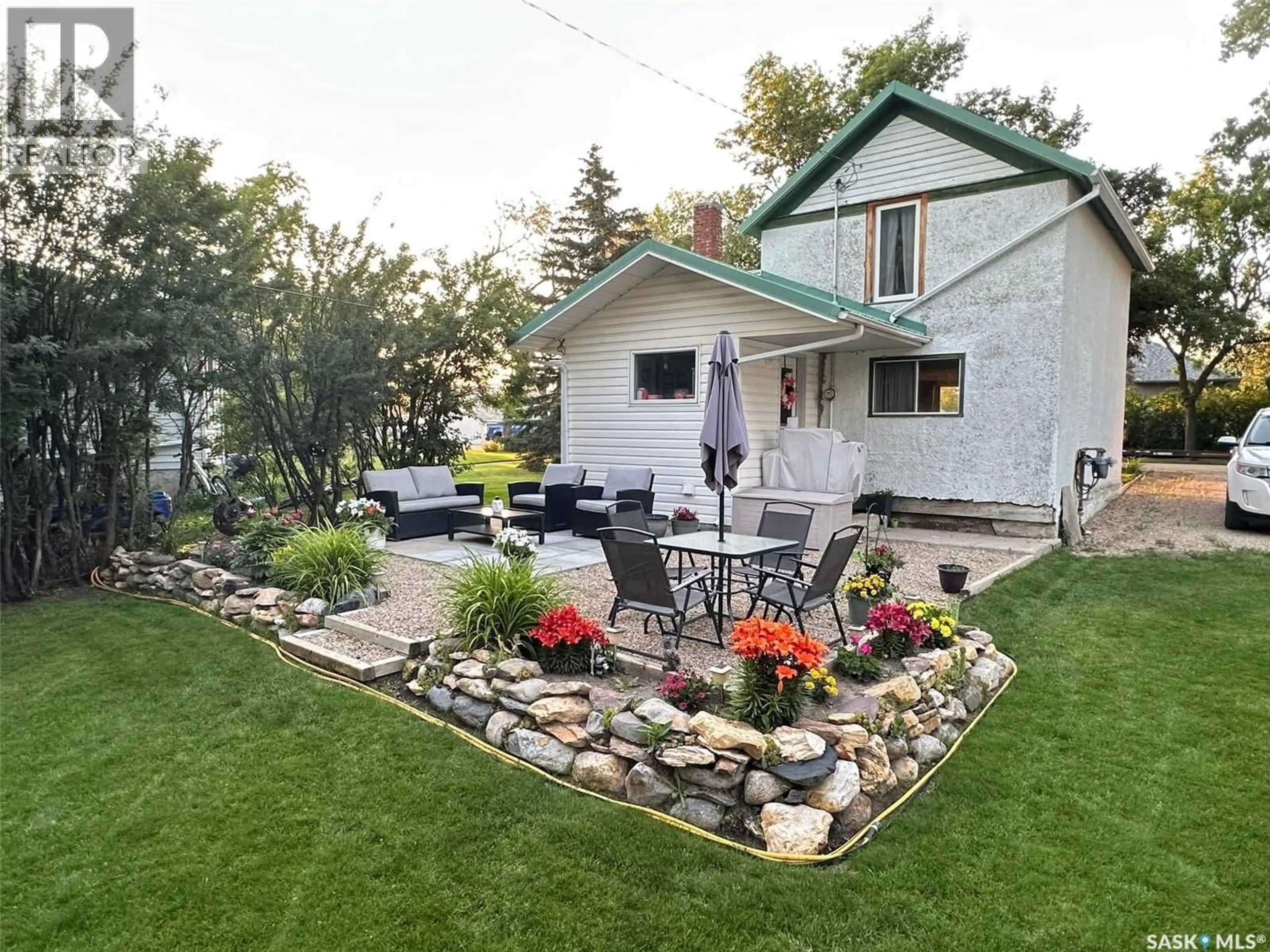 Patio, unknown for 106 3RD AVENUE, Mossbank Saskatchewan S0H3G0