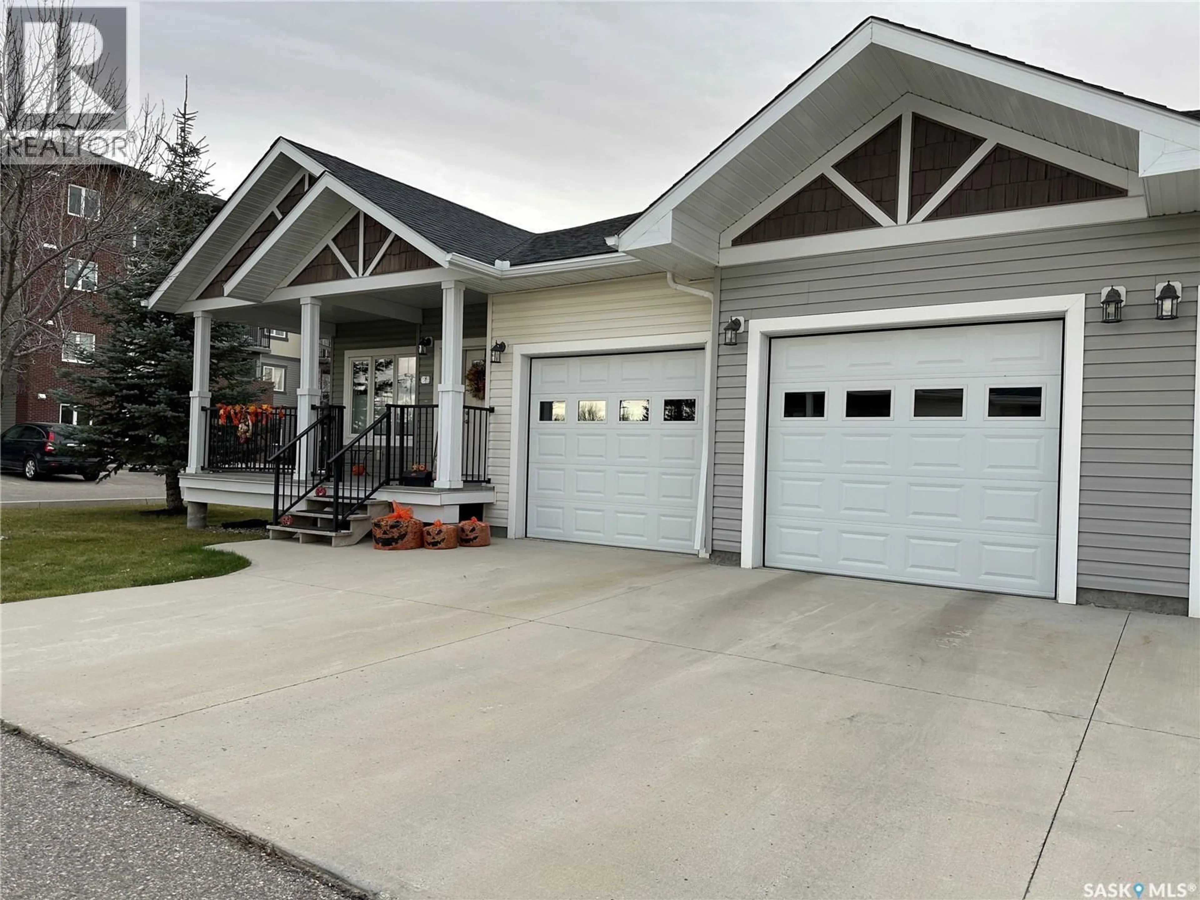 Indoor garage for 8 - 840 5TH STREET, Weyburn Saskatchewan S4H3P2