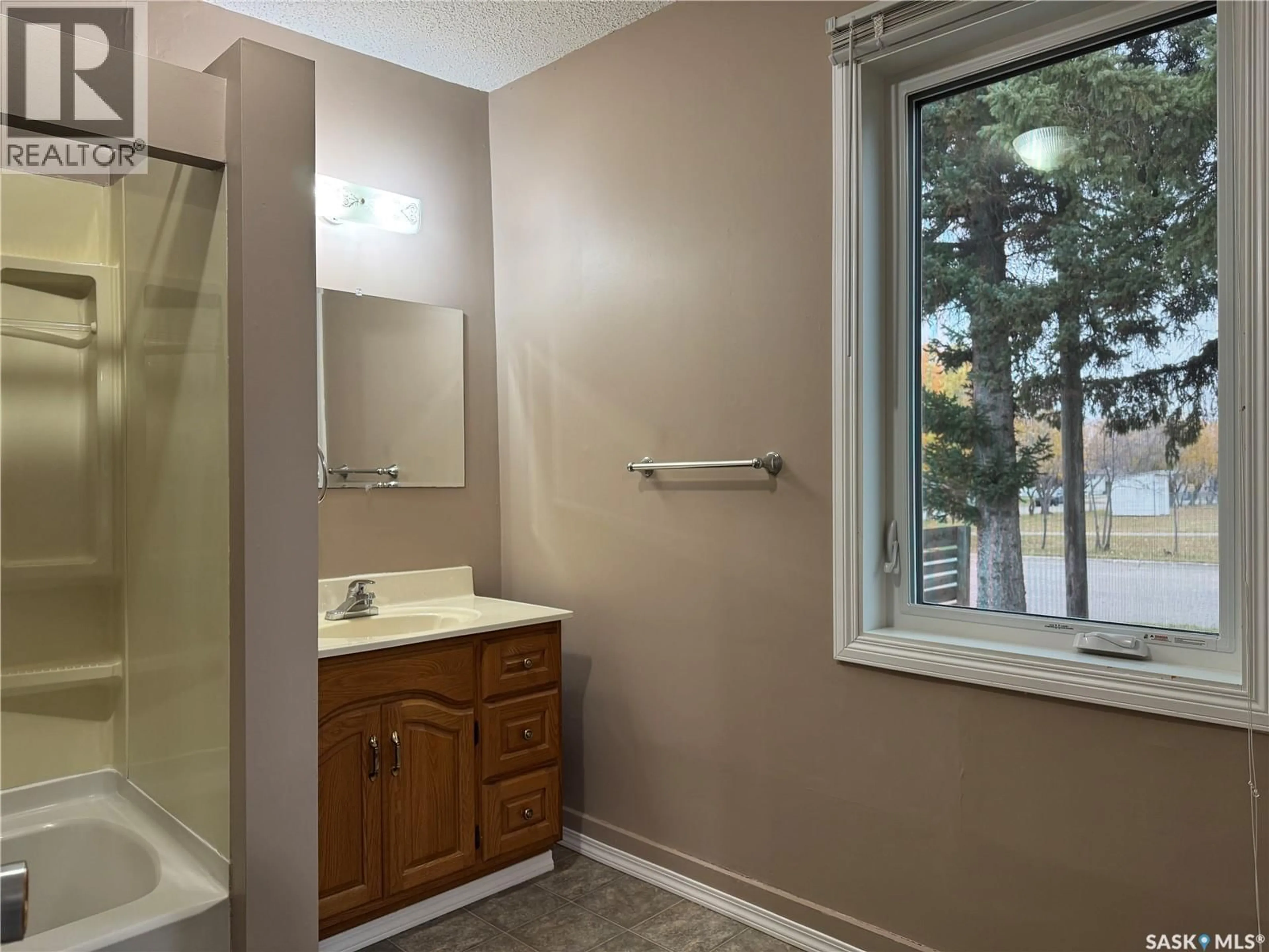 Standard bathroom, unknown for 409 8TH STREET, Wynyard Saskatchewan S0A4T0