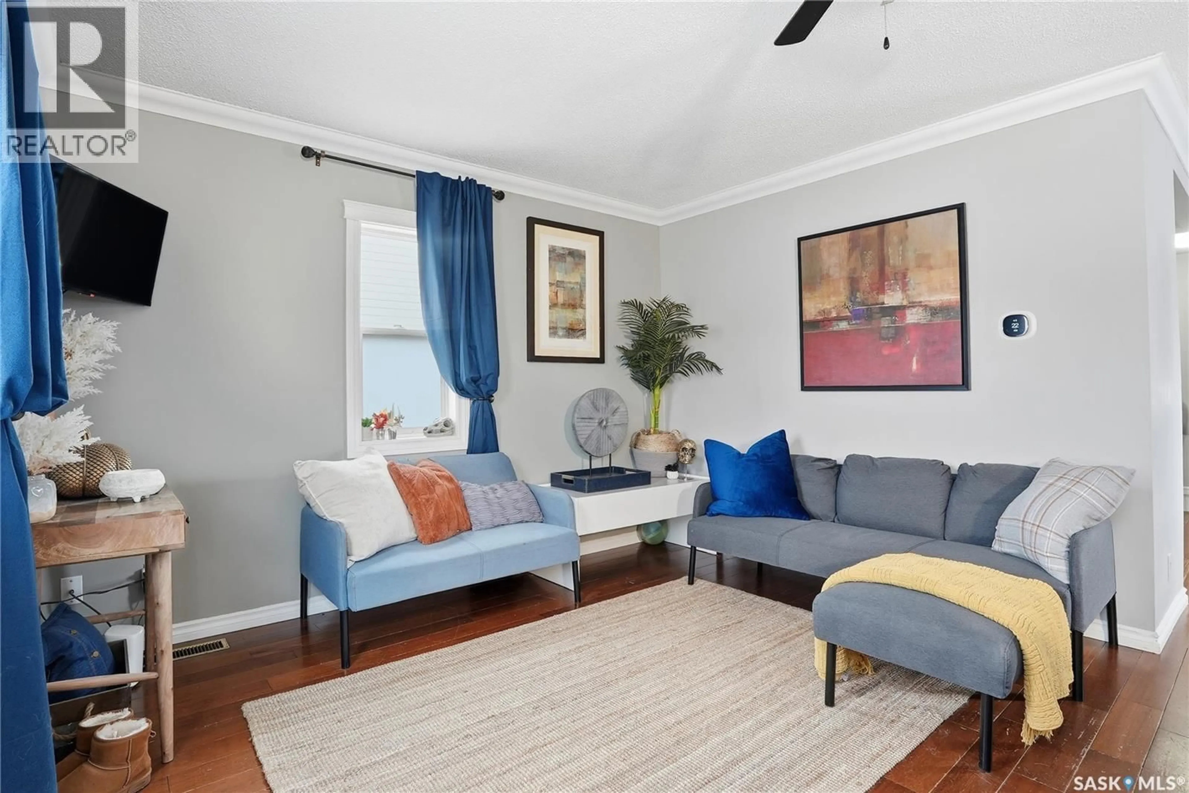 Living room with furniture, unknown for 341 V AVENUE, Saskatoon Saskatchewan S7M3E4