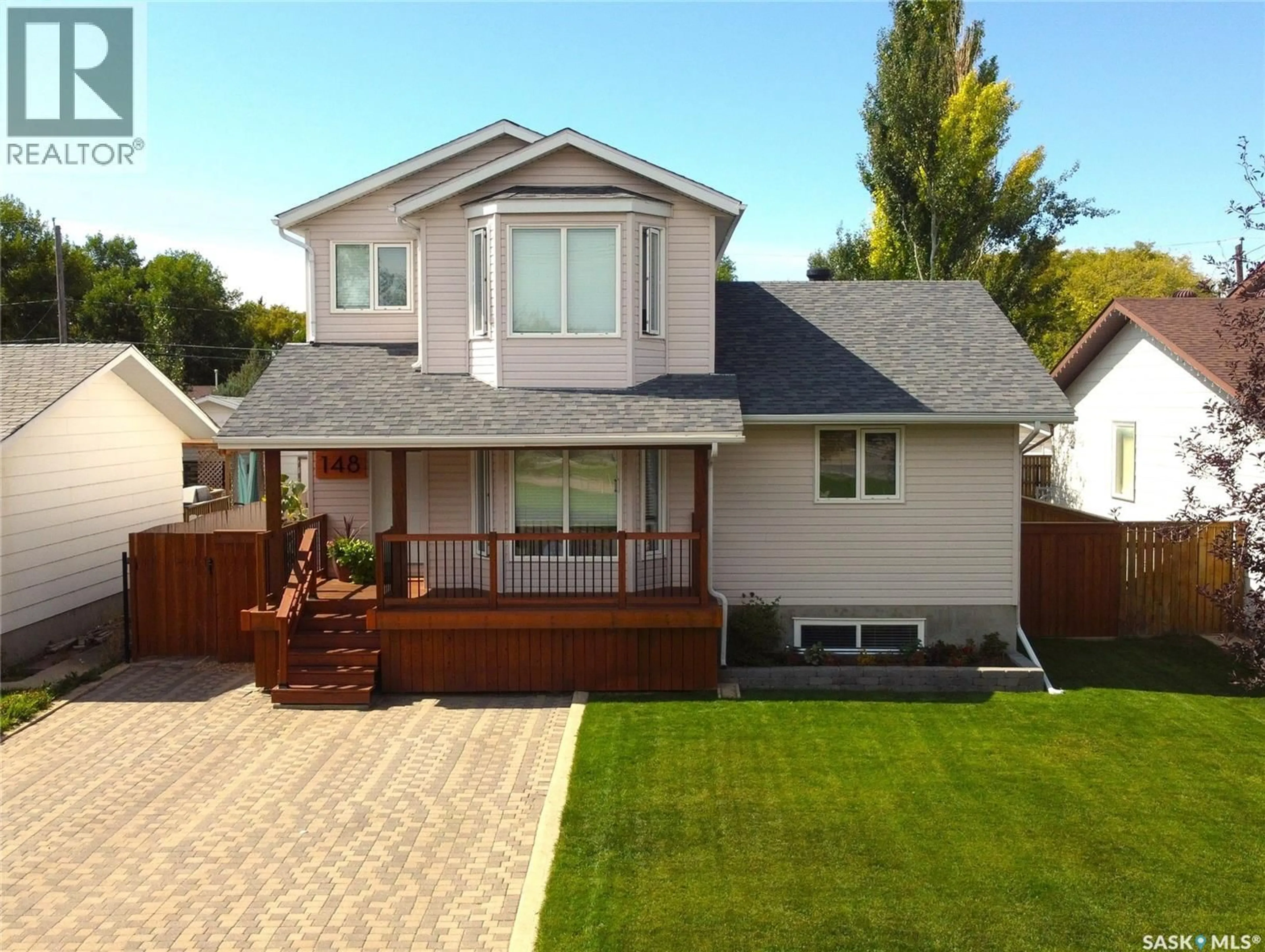 Home with vinyl exterior material, street for 148 6TH AVENUE, Swift Current Saskatchewan S9H3N7