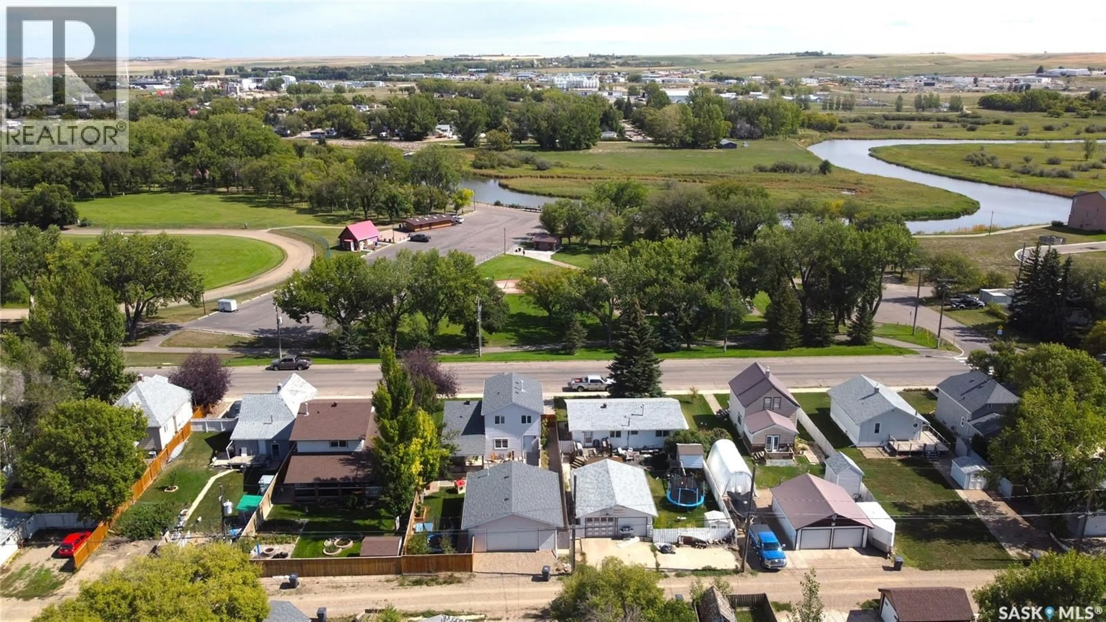 A pic from outside/outdoor area/front of a property/back of a property/a pic from drone, water/lake/river/ocean view for 148 6TH AVENUE, Swift Current Saskatchewan S9H3N7