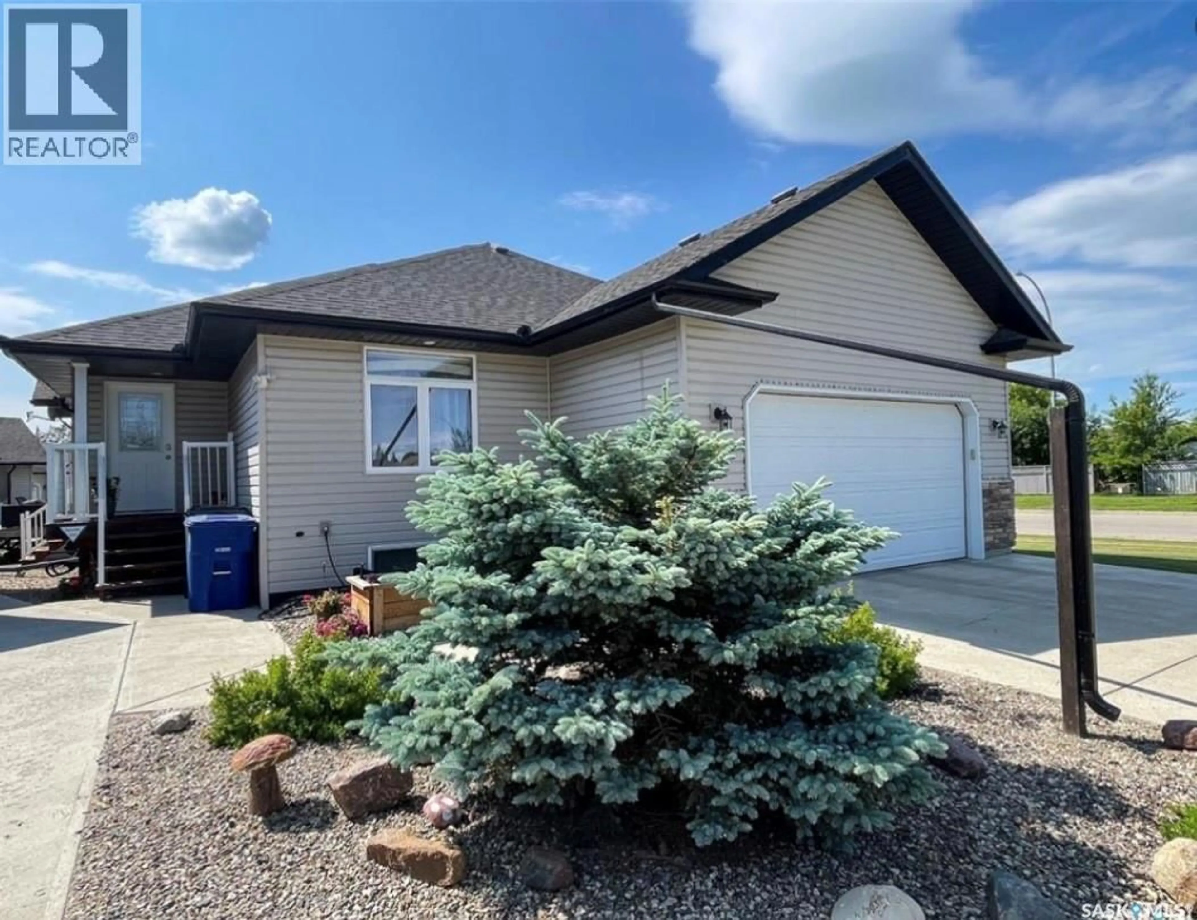 Home with vinyl exterior material, street for 7 FAIRWAY COURT, Meadow Lake Saskatchewan S9X1Z9