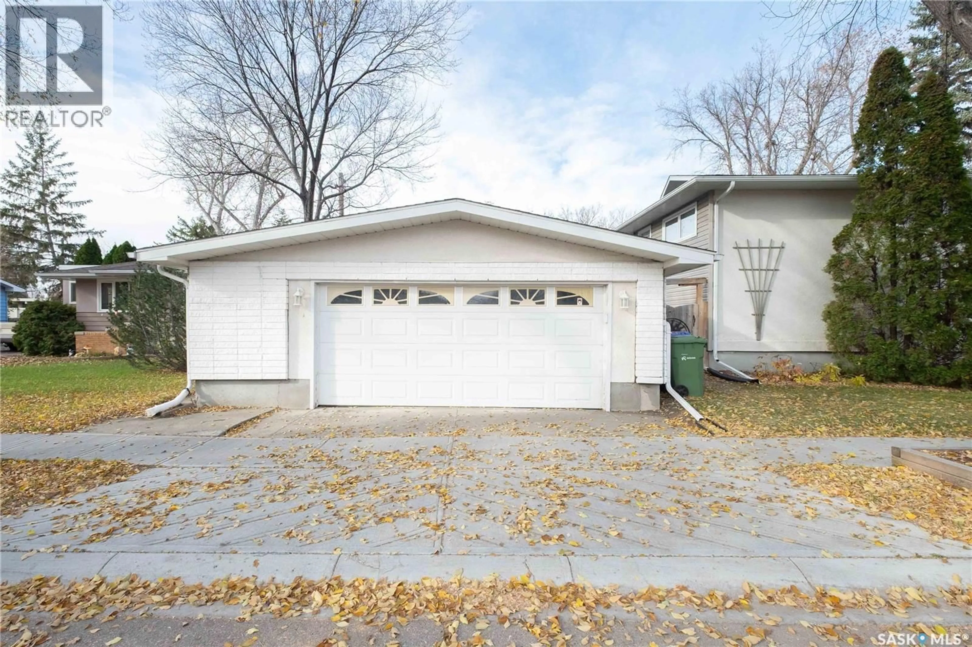 Indoor garage for 3 DOLPHIN BAY, Regina Saskatchewan S4S3J7