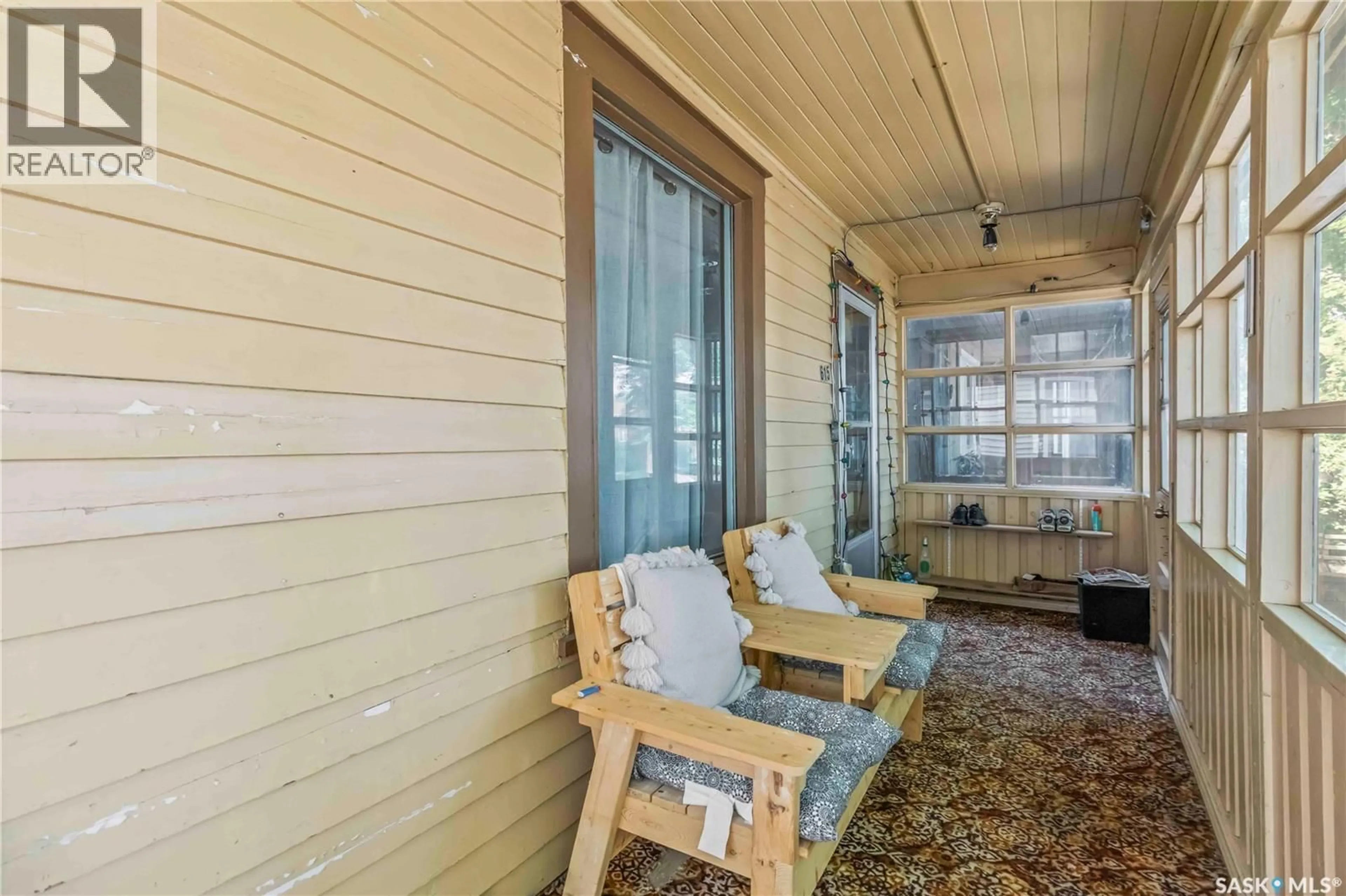 Patio, street for 615 G AVENUE, Saskatoon Saskatchewan S7M1V8