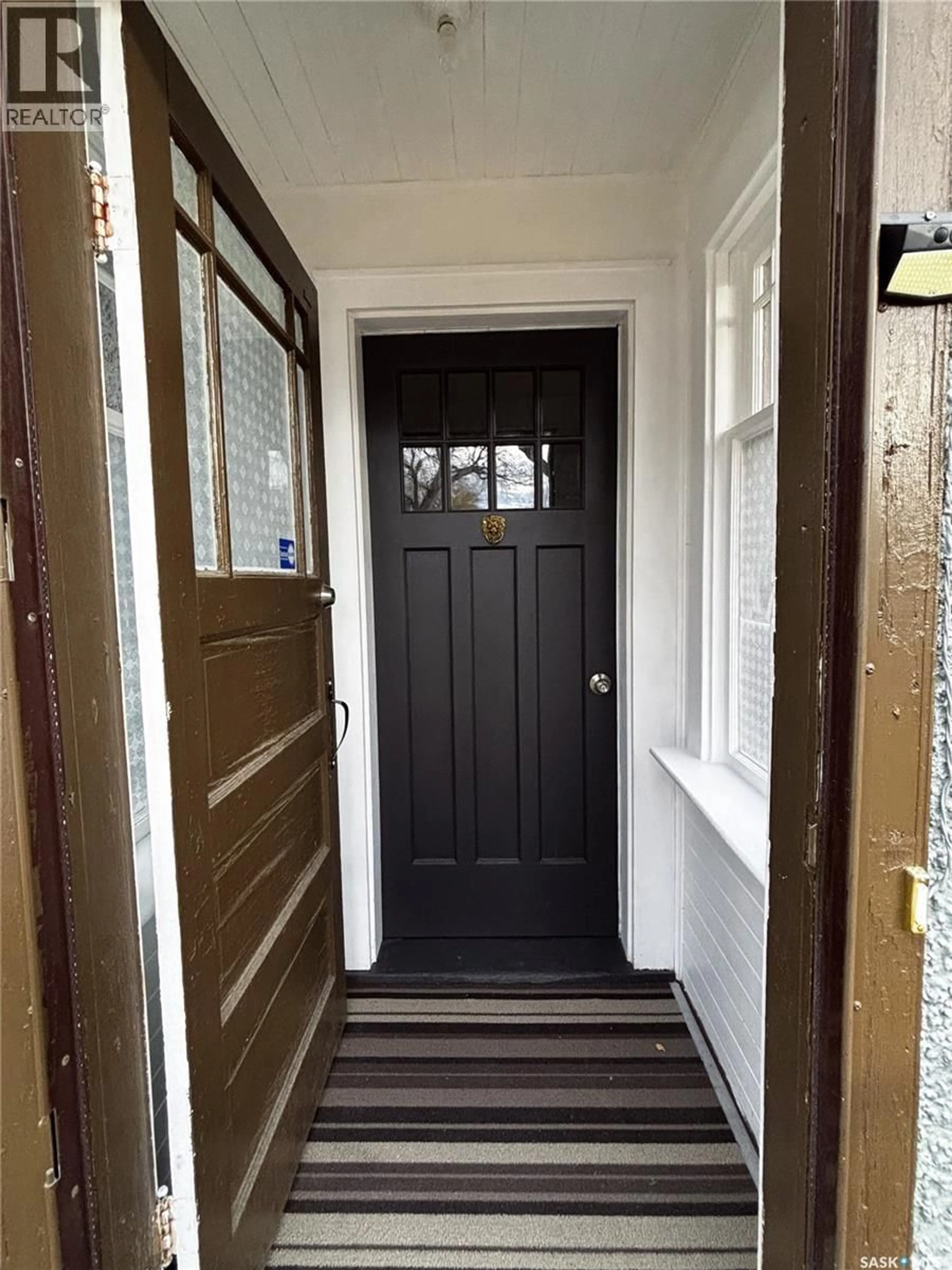 Indoor entryway for 1503 BROADWAY AVENUE, Saskatoon Saskatchewan S7H2B1