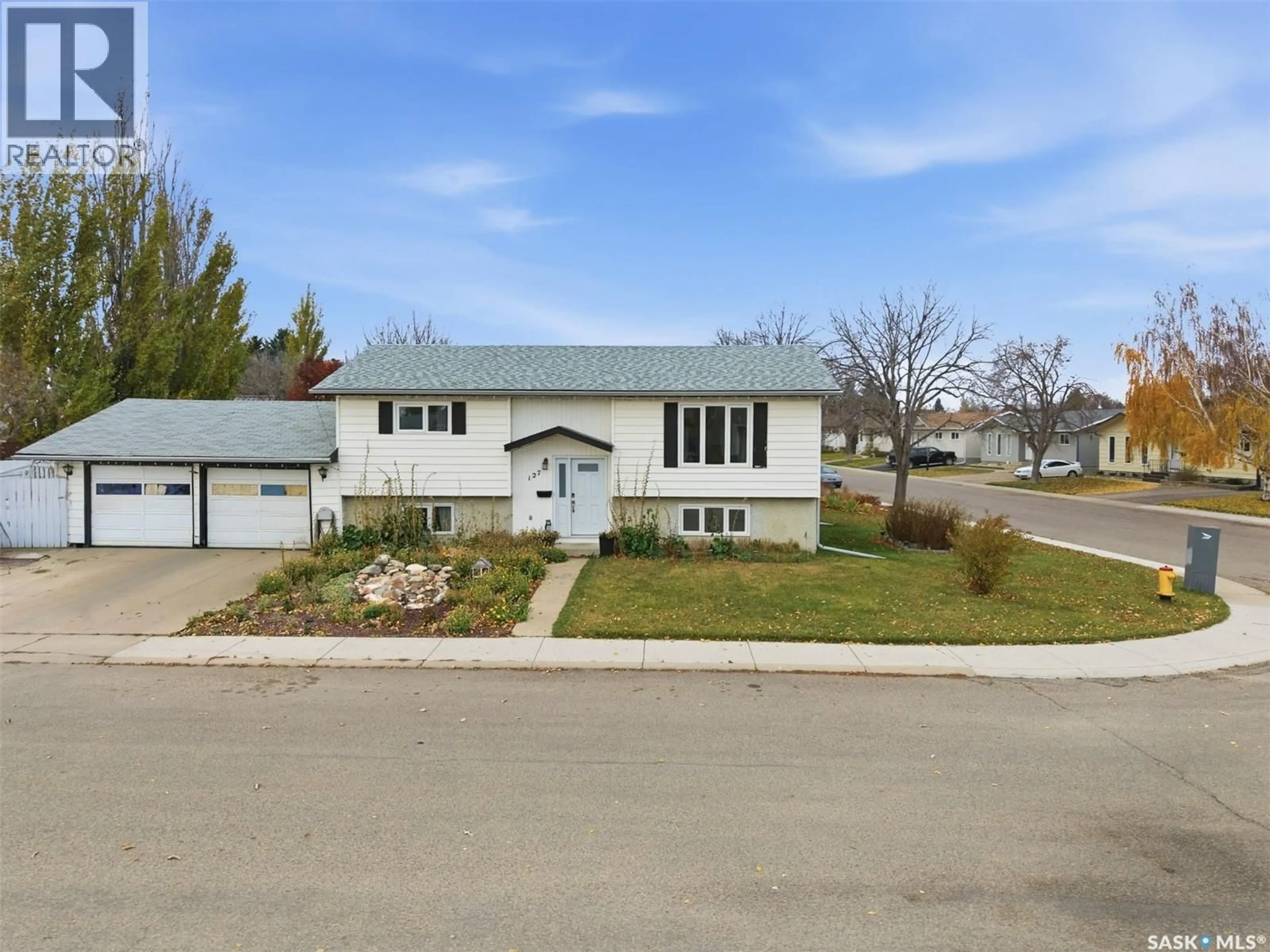 Home with vinyl exterior material, street for 127 NESBITT CRESCENT, Saskatoon Saskatchewan S7L6G5