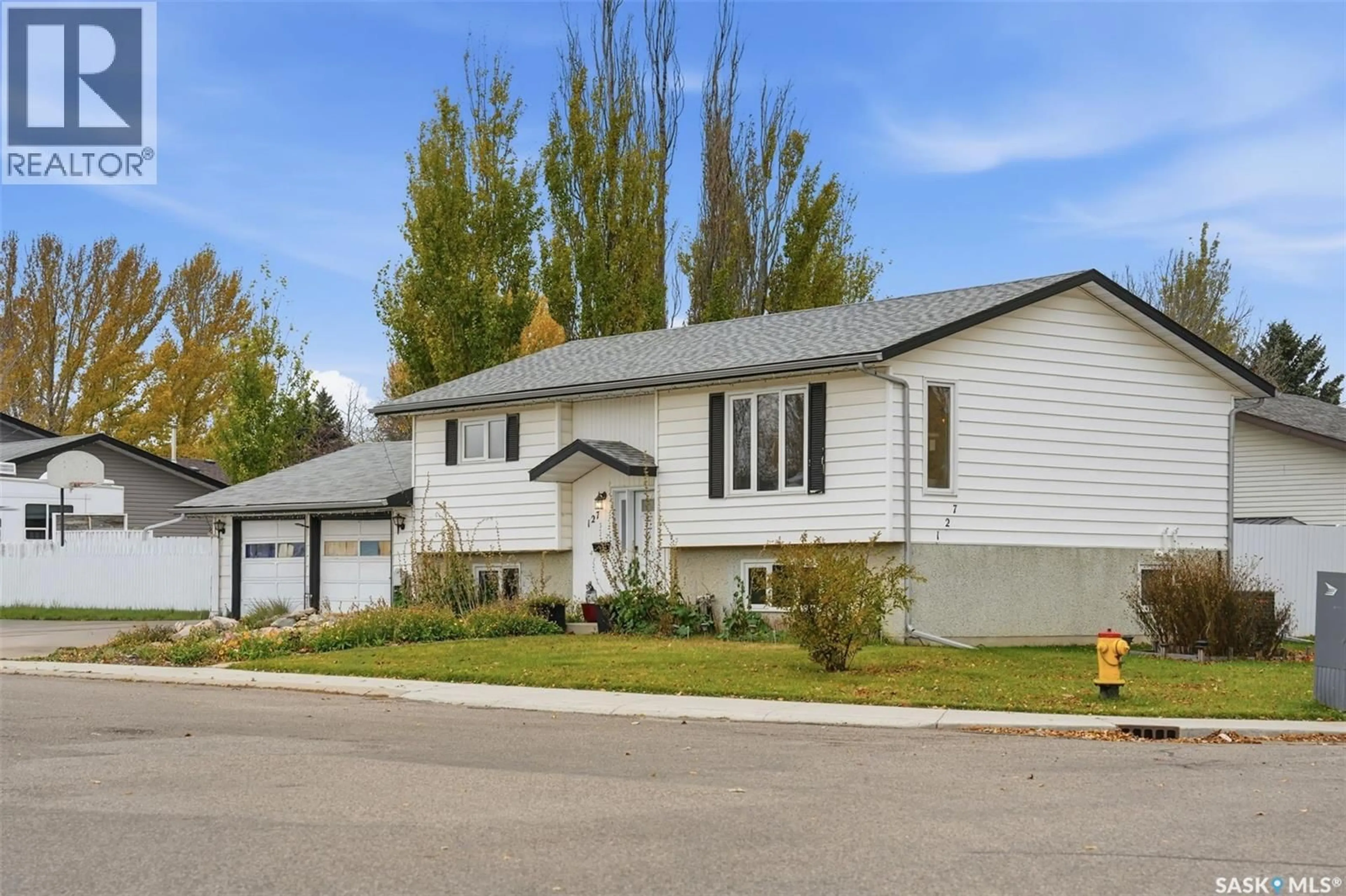 Home with vinyl exterior material, street for 127 NESBITT CRESCENT, Saskatoon Saskatchewan S7L6G5