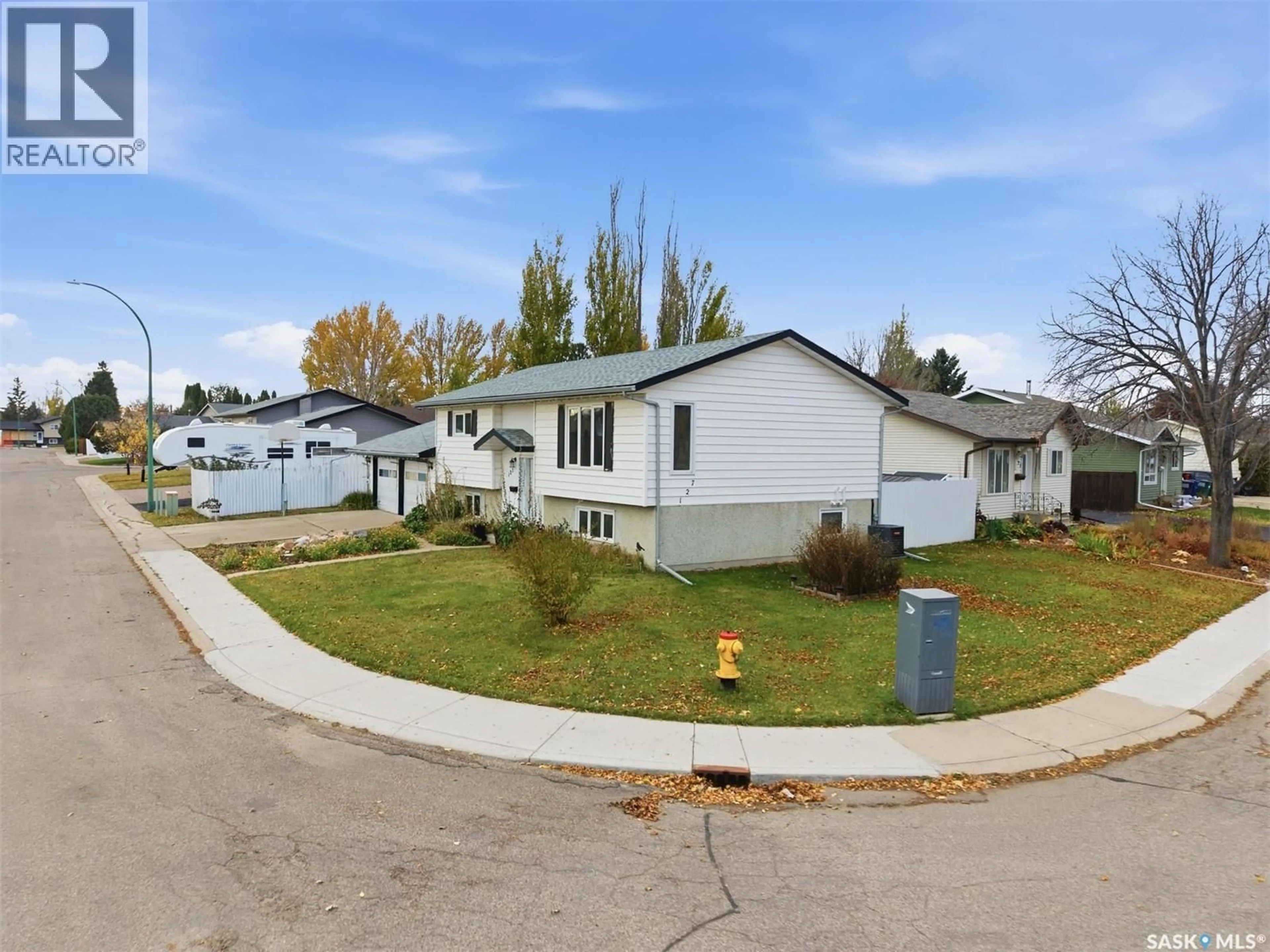 Home with vinyl exterior material, street for 127 NESBITT CRESCENT, Saskatoon Saskatchewan S7L6G5