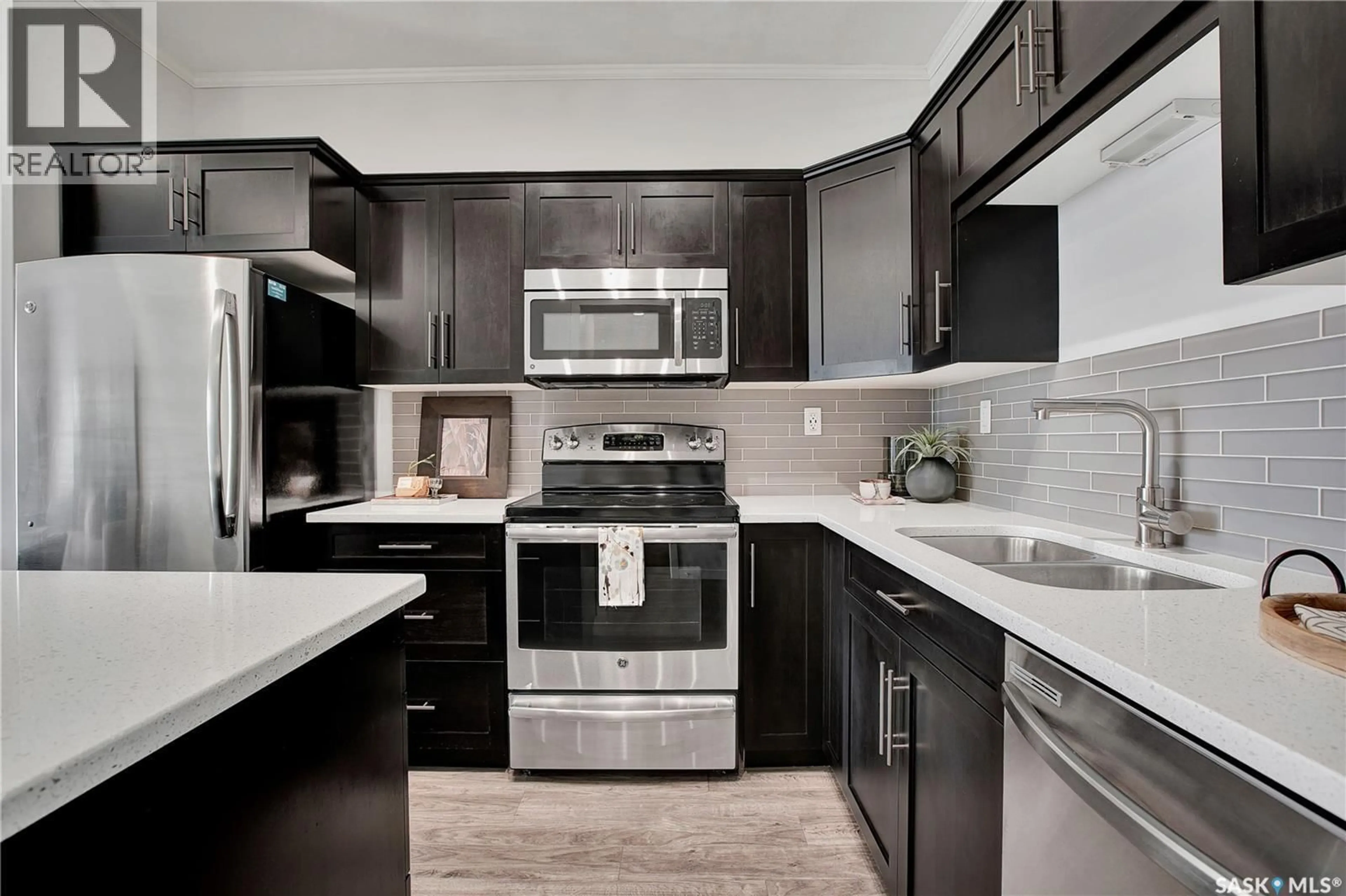 Contemporary kitchen, ceramic/tile floor for 545 - 106 HASSARD CLOSE, Saskatoon Saskatchewan S7L6V3