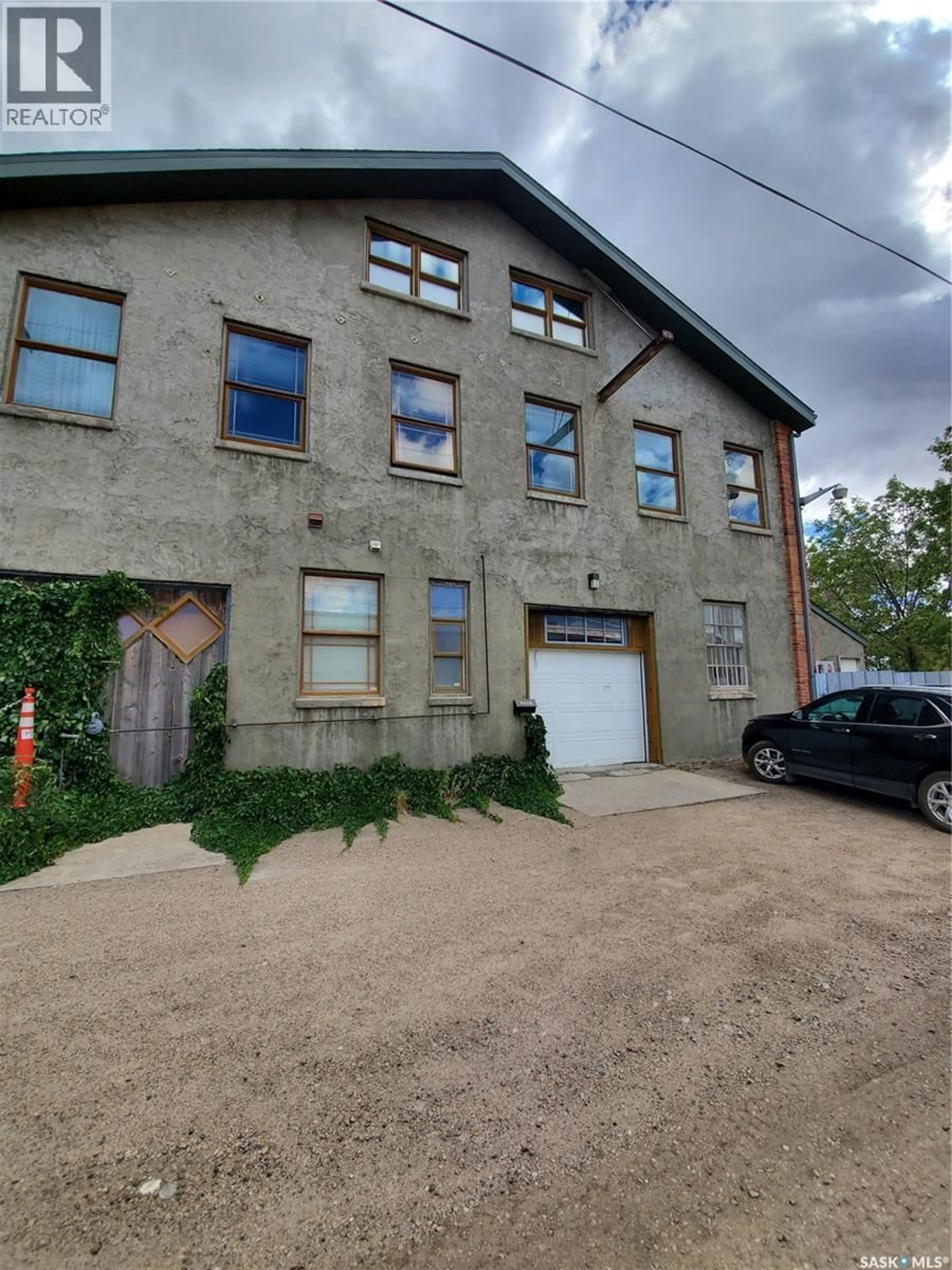 A pic from outside/outdoor area/front of a property/back of a property/a pic from drone, building for 2007 6TH AVENUE, Regina Saskatchewan S4R1B1