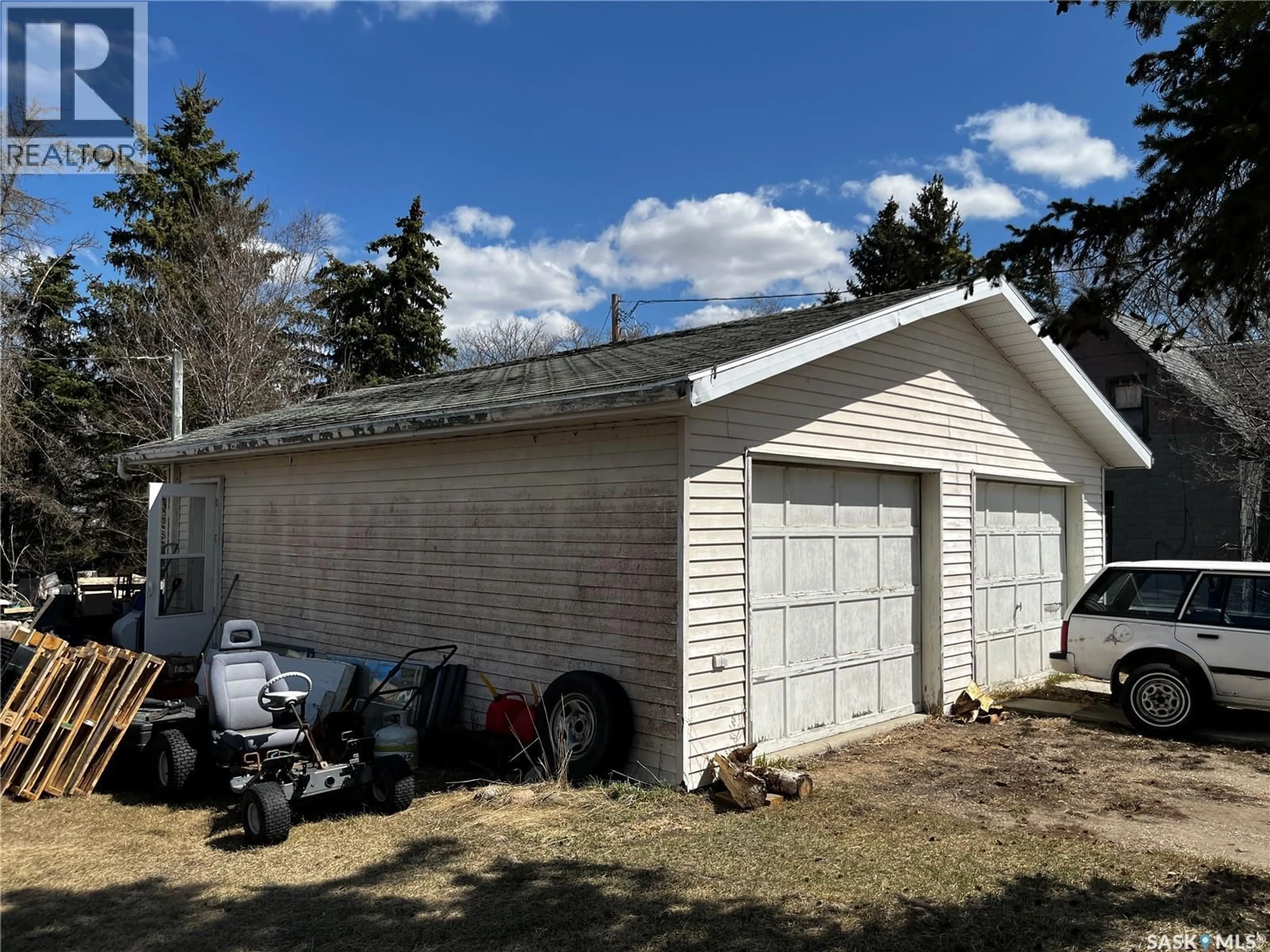Indoor garage for 121 5TH STREET, Bladworth Saskatchewan S0G0J0