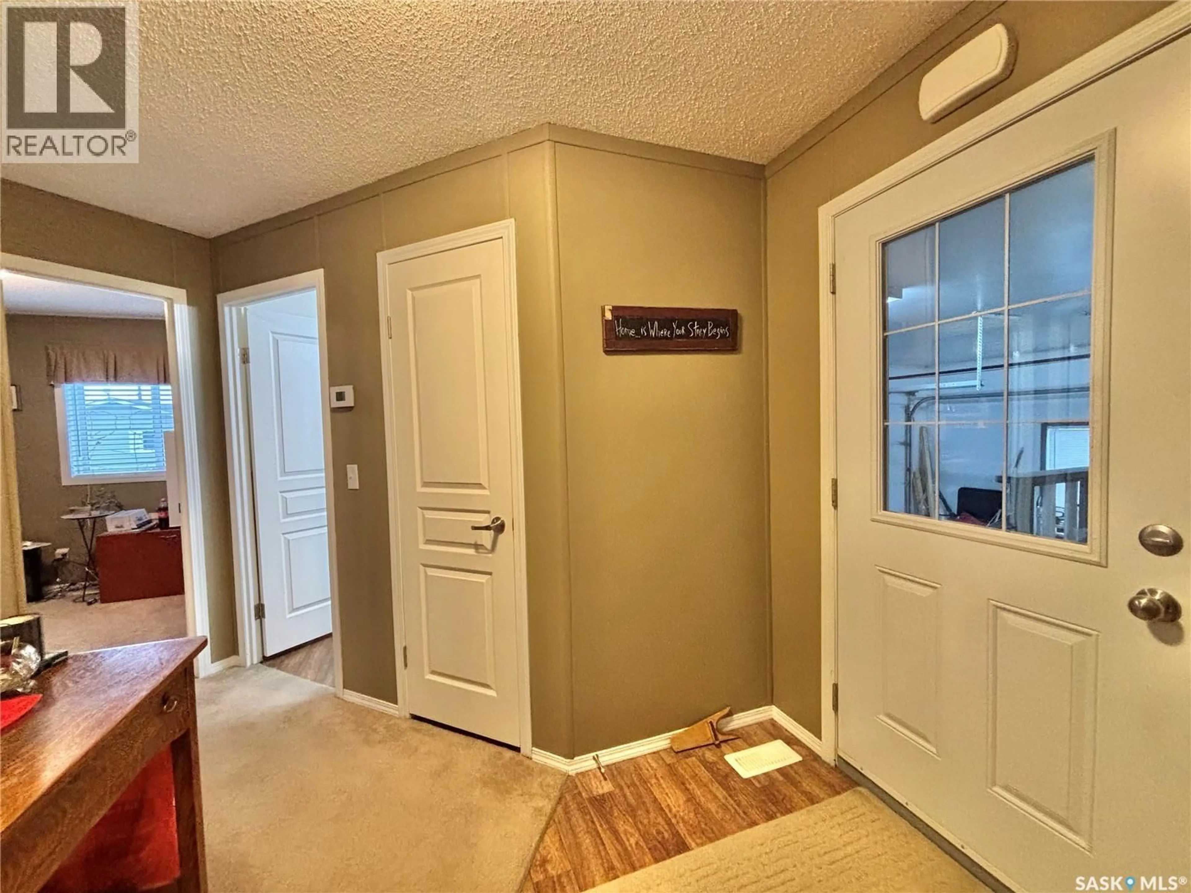 Indoor entryway for 47 WESTSHORE GREENS, Yorkton Saskatchewan S3N2V4