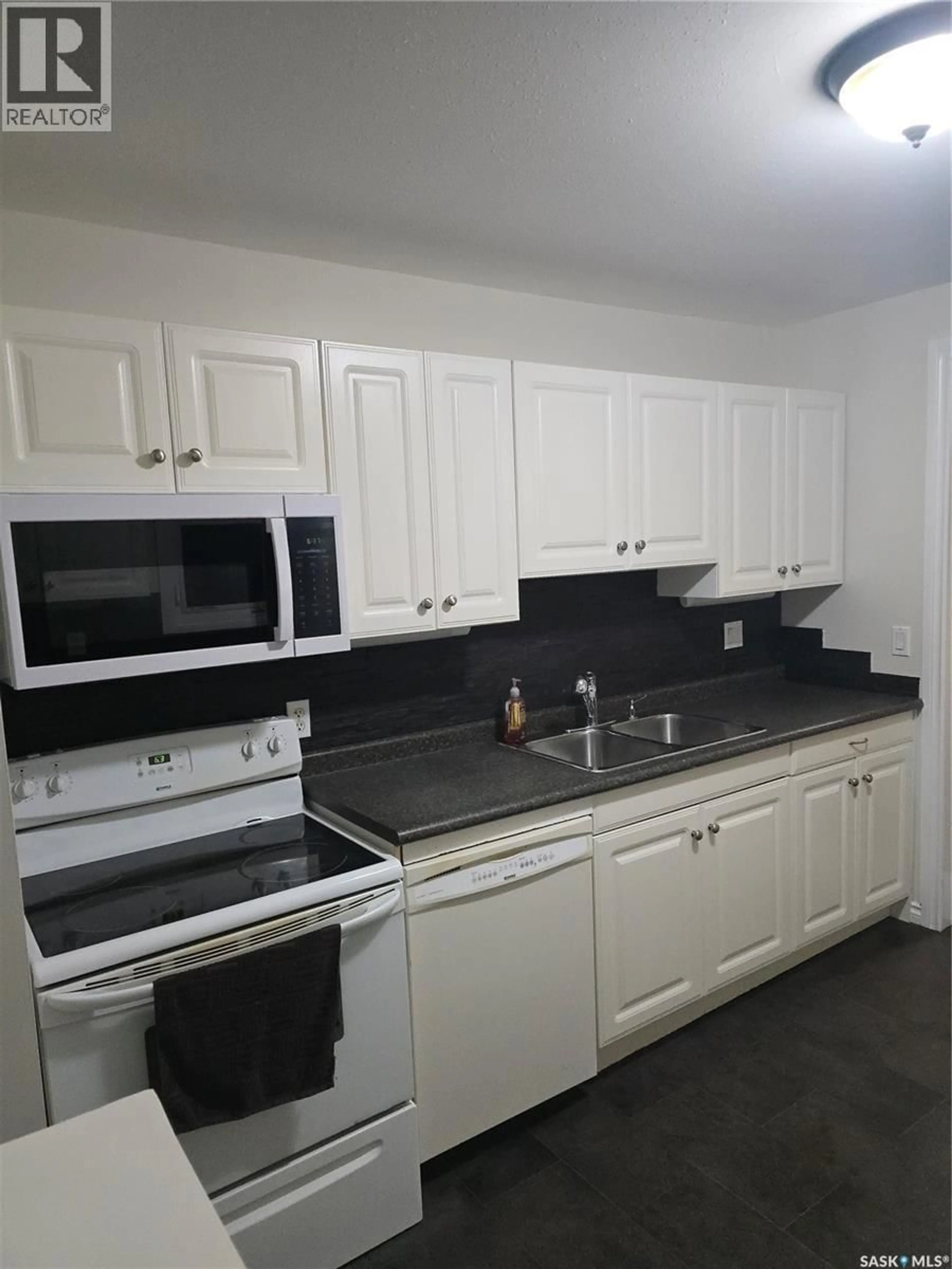 Standard kitchen, unknown for 1126 GARRY STREET, Regina Saskatchewan S4T5R5