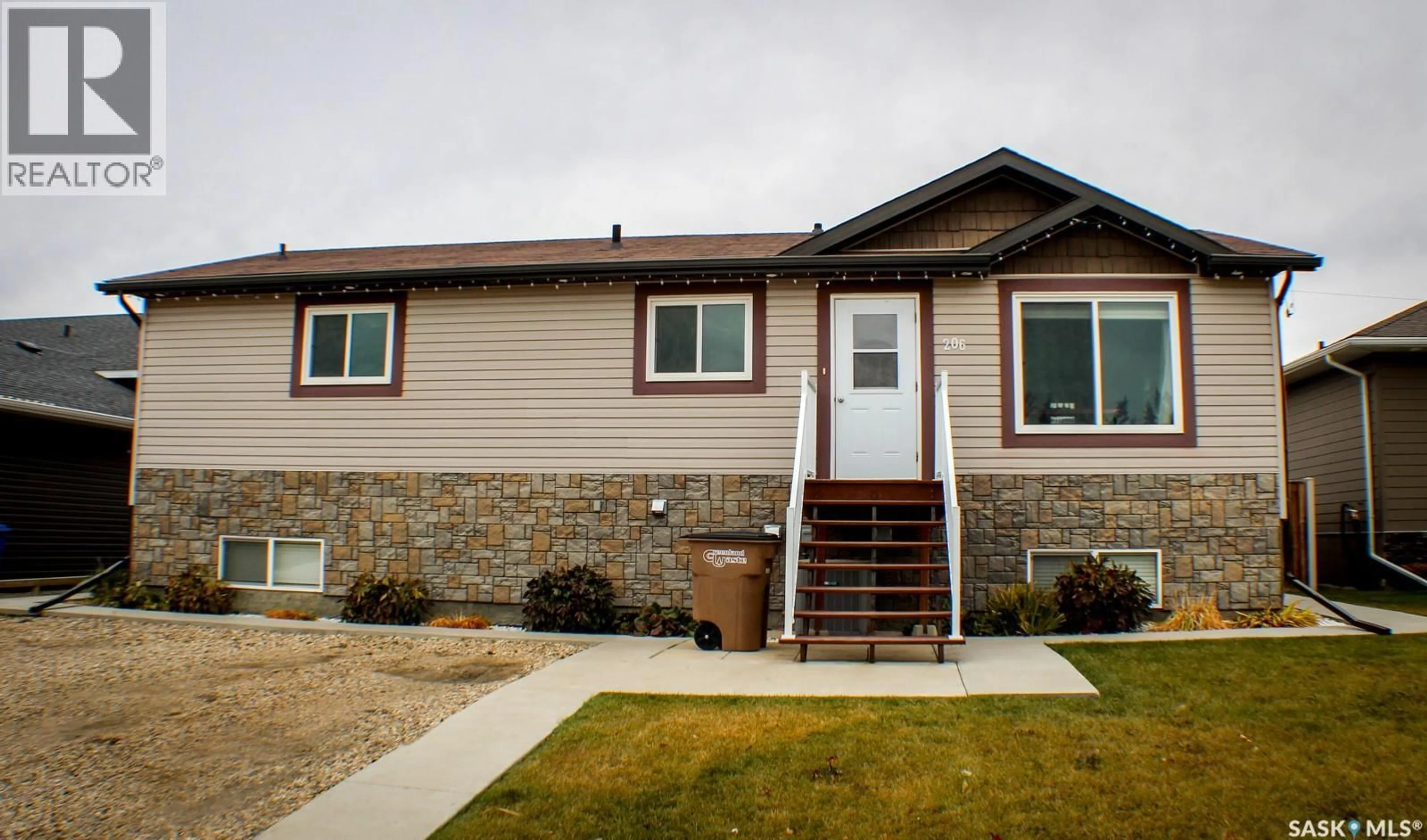 Home with vinyl exterior material, street for 206 ELIZABETH STREET, Melfort Saskatchewan S0E1A0