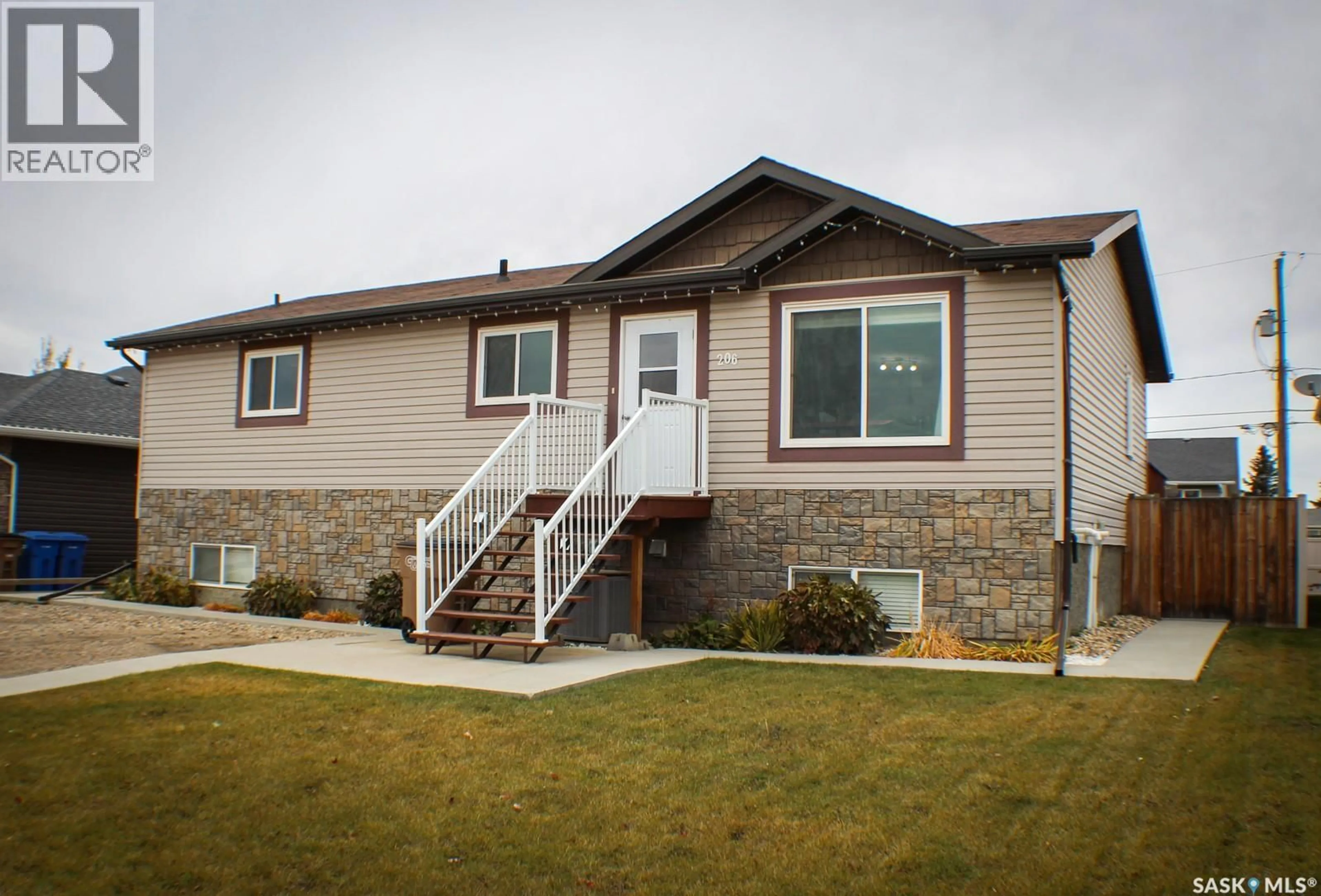 Home with vinyl exterior material, unknown for 206 ELIZABETH STREET, Melfort Saskatchewan S0E1A0