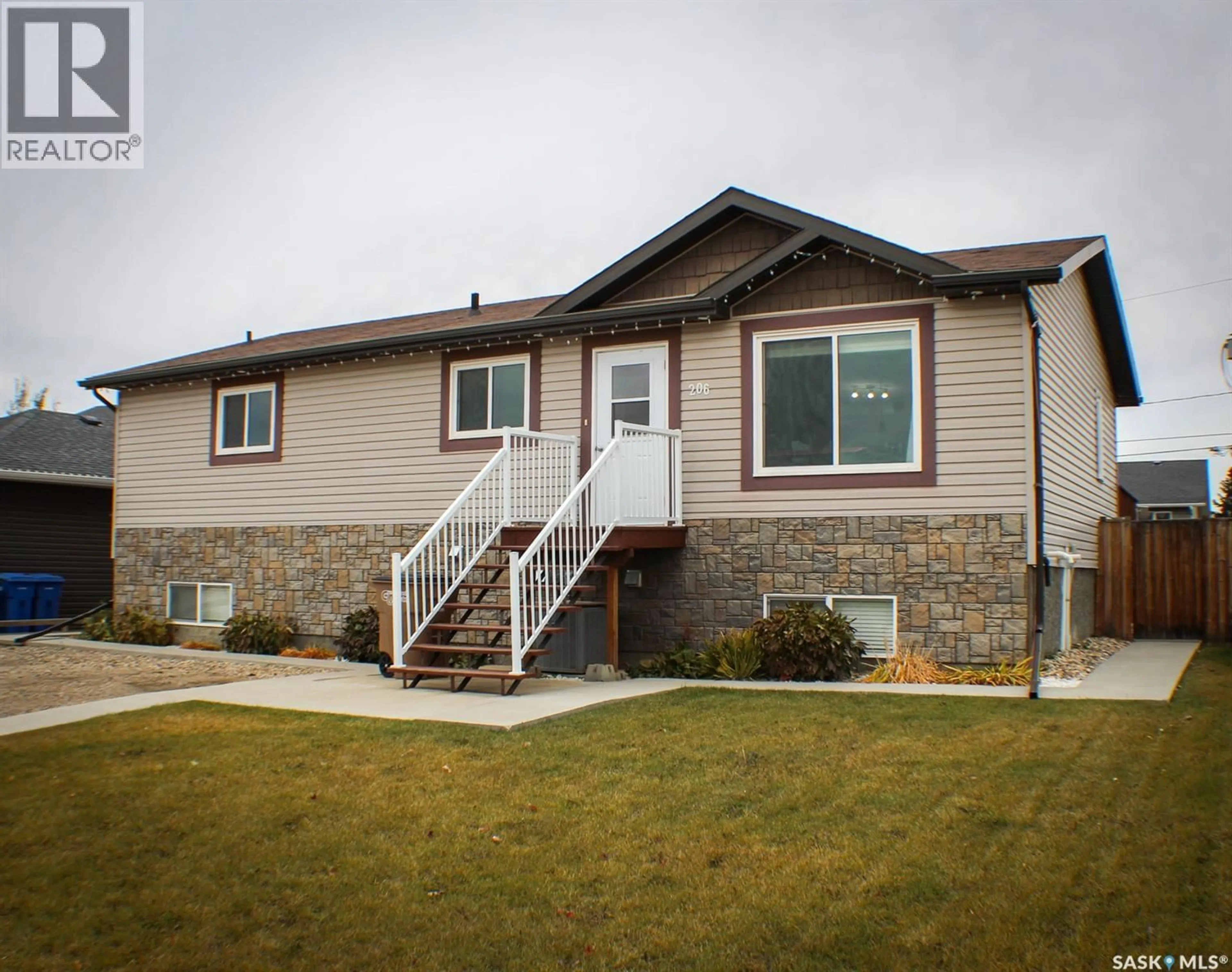 Home with vinyl exterior material, street for 206 ELIZABETH STREET, Melfort Saskatchewan S0E1A0
