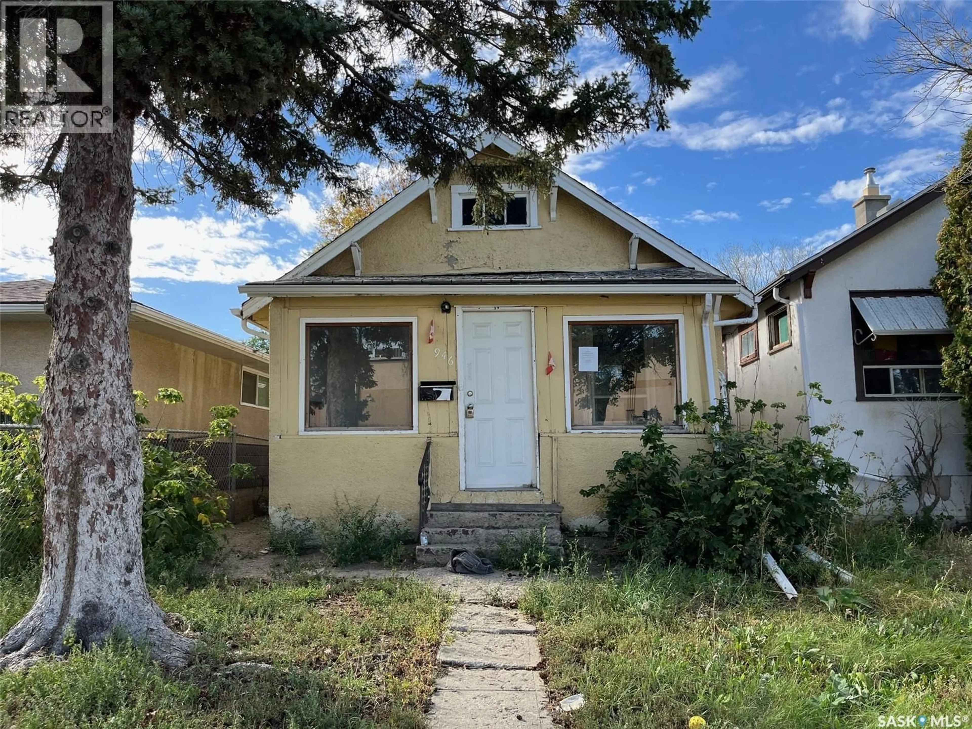 Home with vinyl exterior material, street for 946 ANGUS STREET, Regina Saskatchewan S4T1Y1