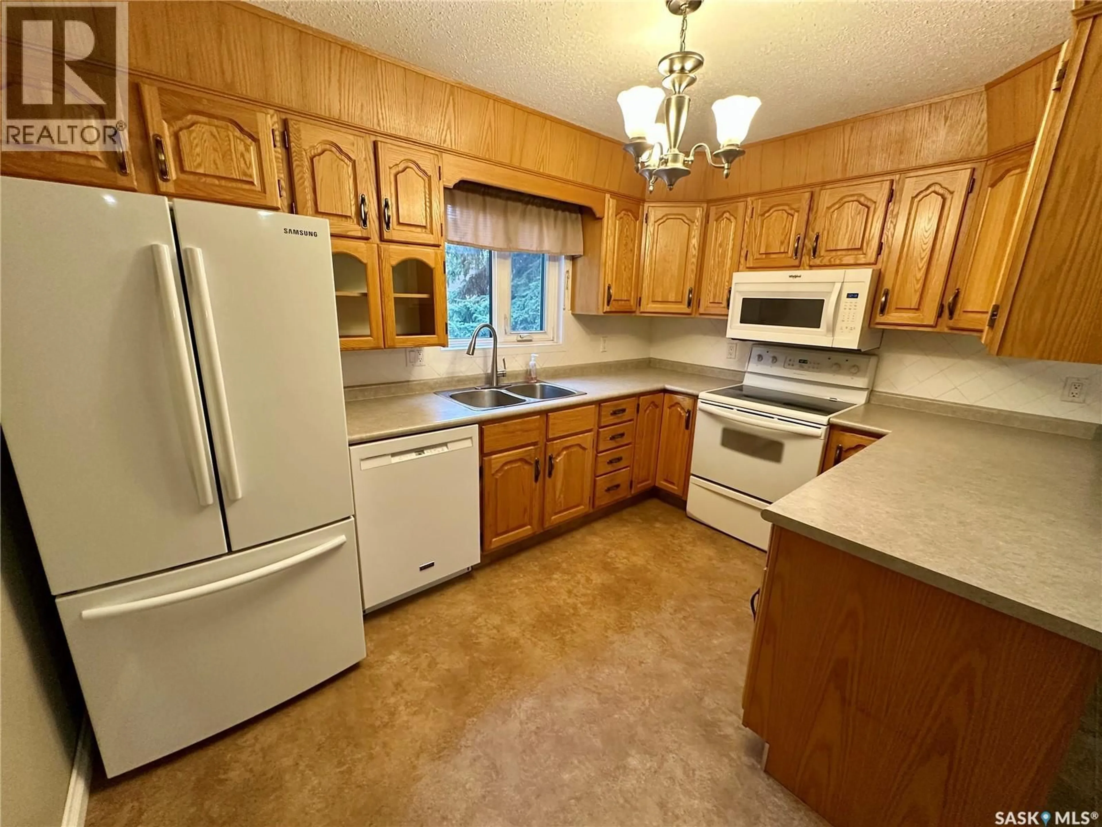 Standard kitchen, unknown for 101 - 3120 LOUISE STREET, Saskatoon Saskatchewan S7J3L8