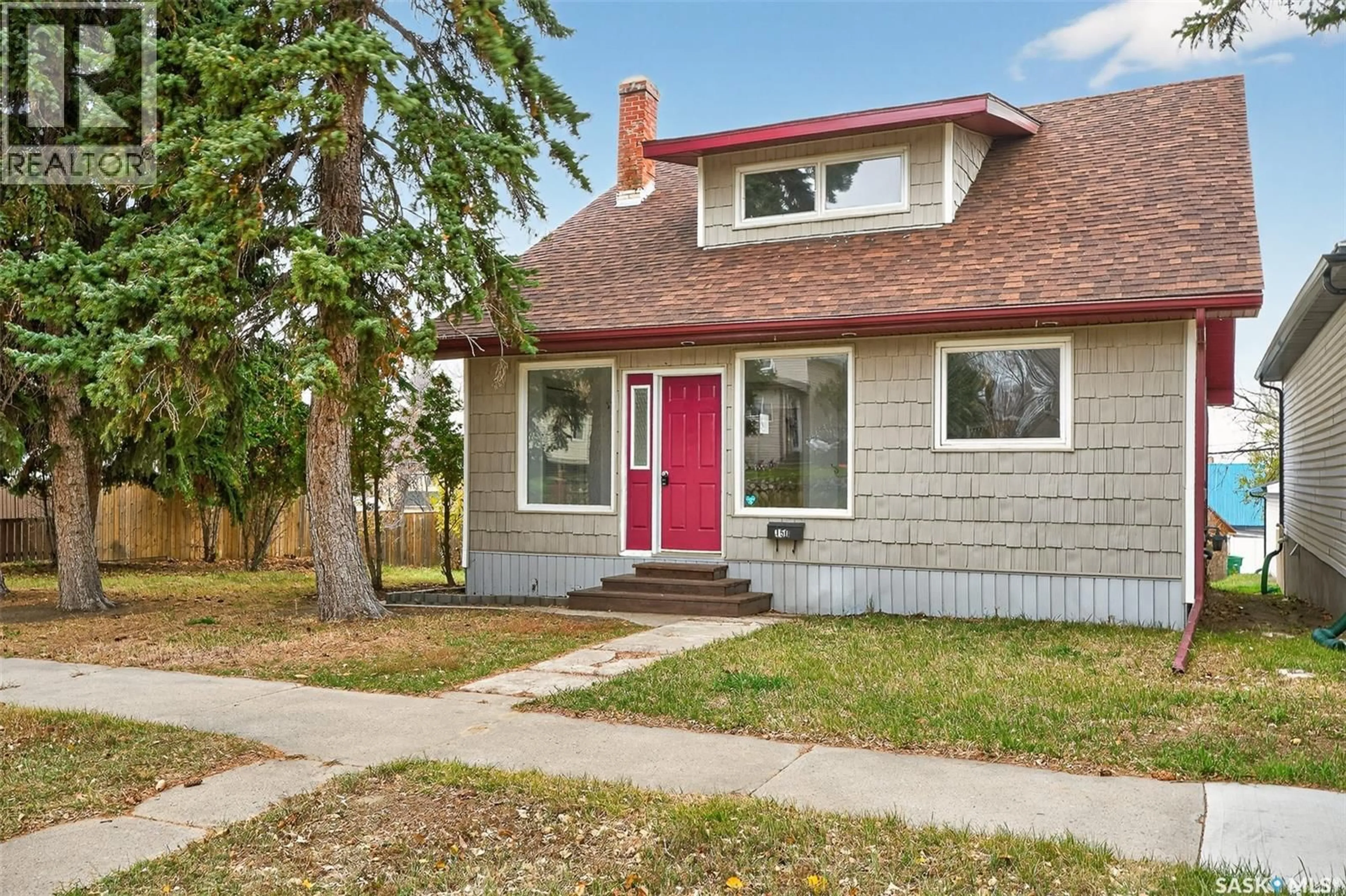 Home with vinyl exterior material, street for 150 IROQUOIS STREET E, Moose Jaw Saskatchewan S6H4T2