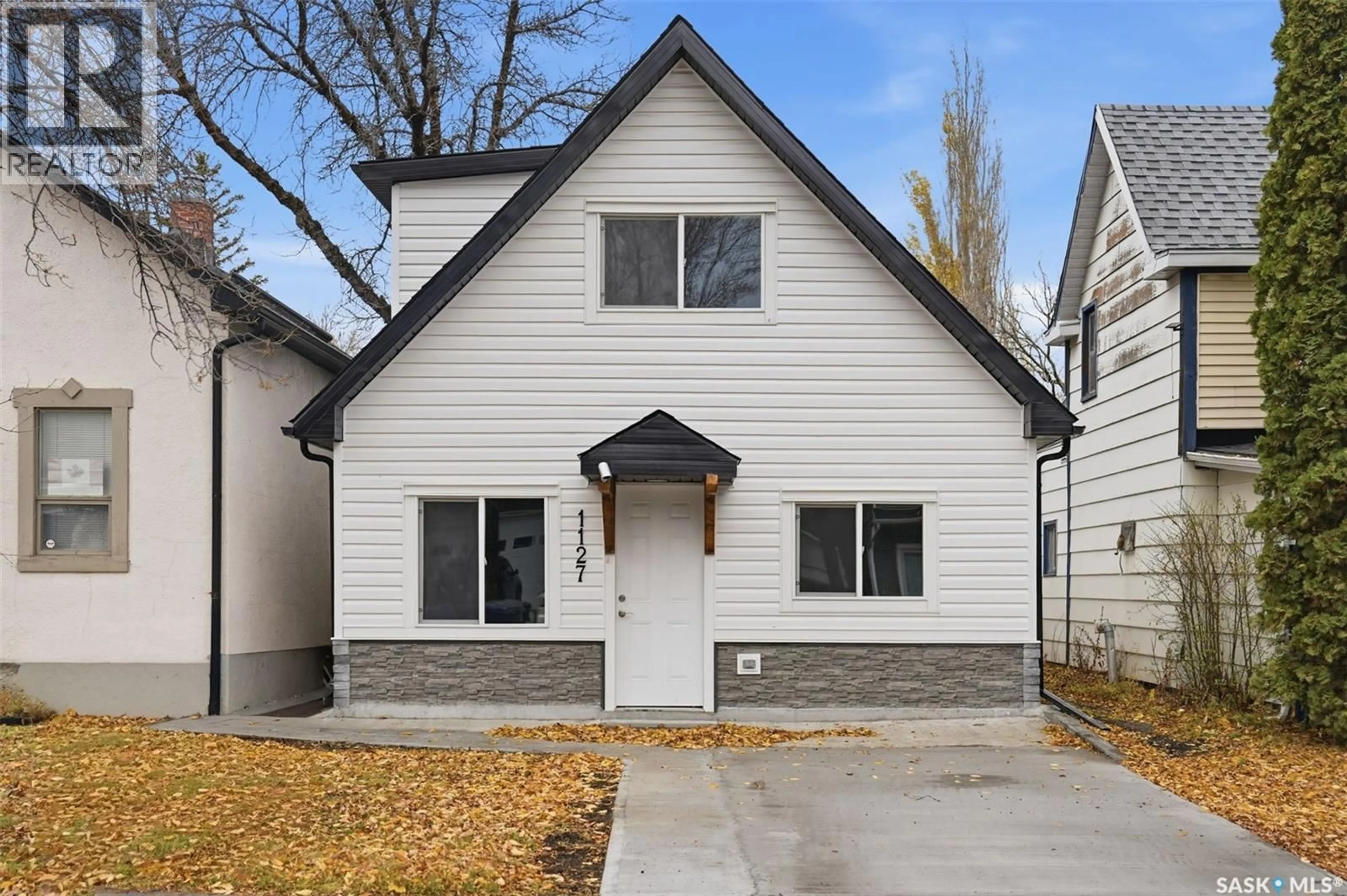 Home with vinyl exterior material, street for 1127 F AVENUE, Saskatoon Saskatchewan S7L1X1