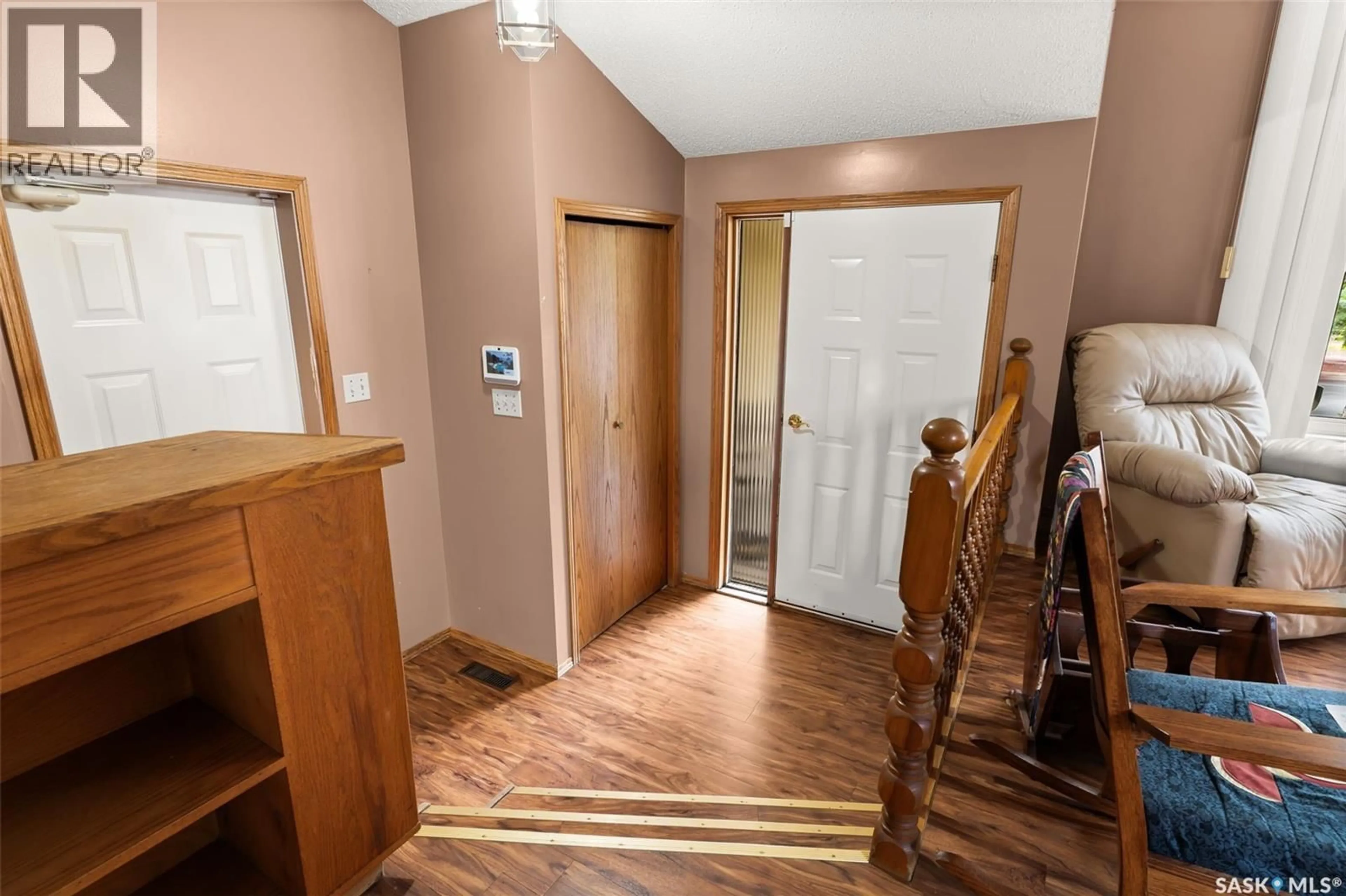 Indoor foyer for 3006 PHANEUF CRESCENT, Regina Saskatchewan S4V1T6