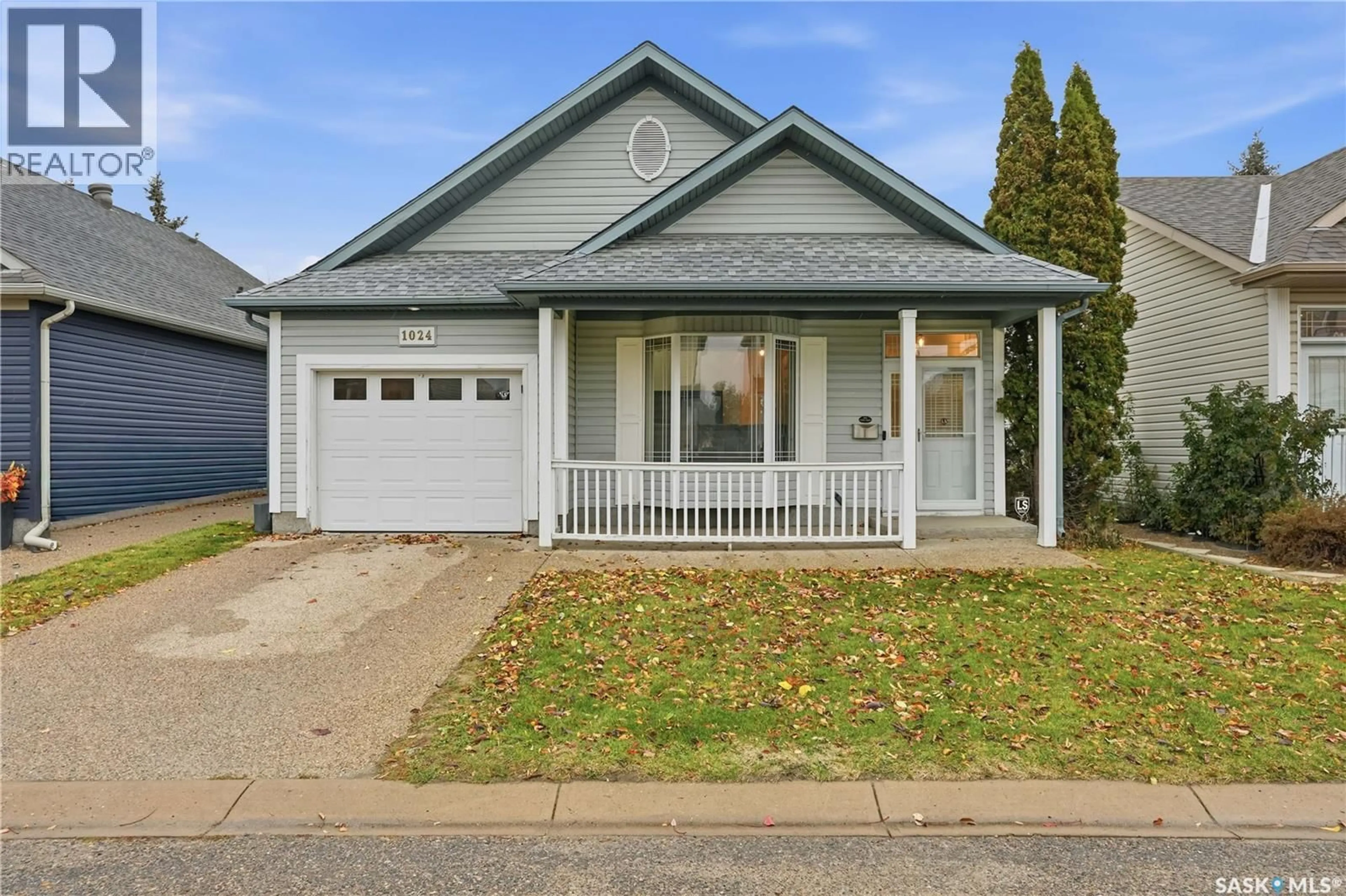 Home with vinyl exterior material, street for 1024 SNOWBERRY WAY, Regina Saskatchewan S4X4N8