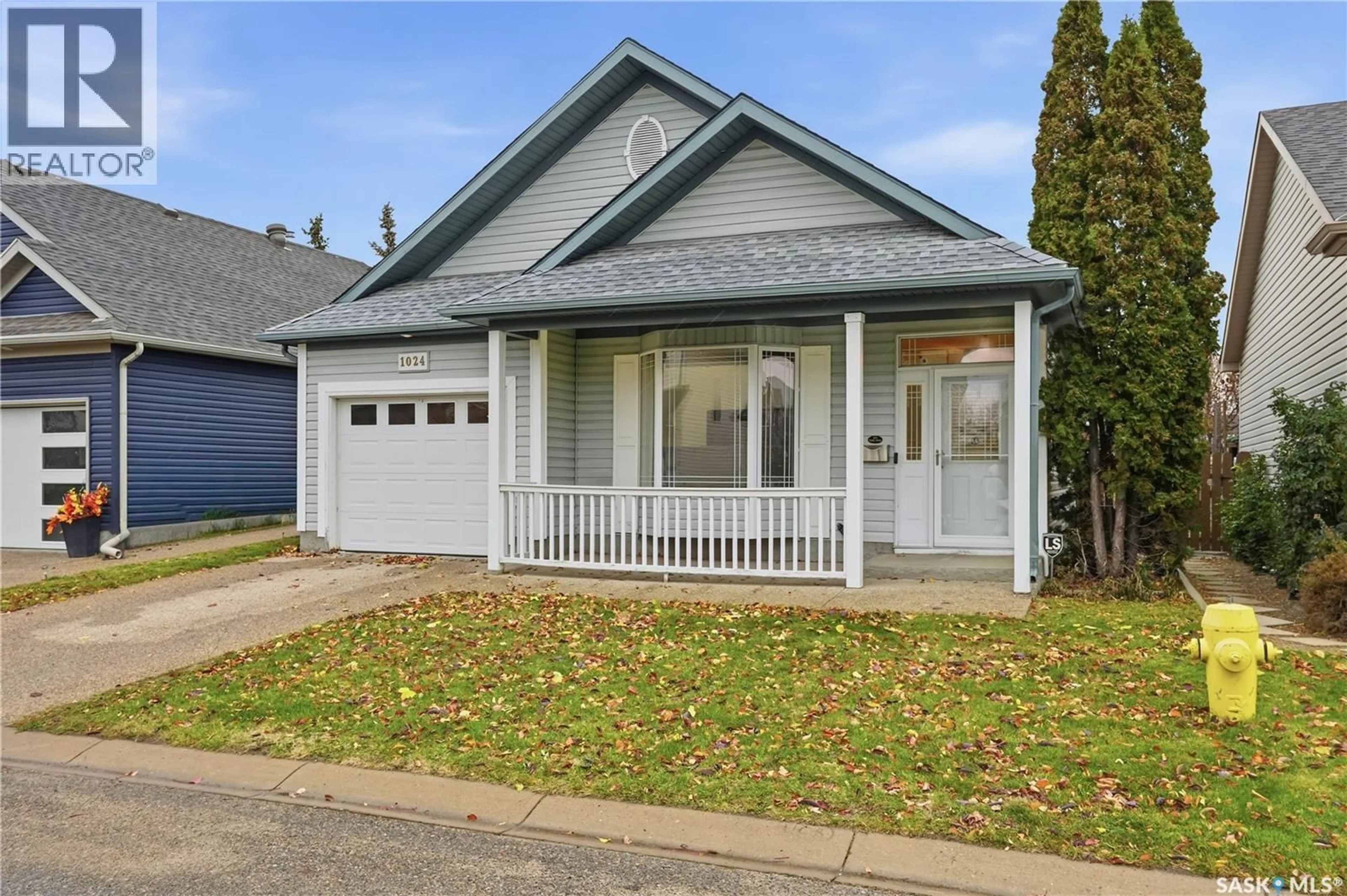 Home with vinyl exterior material, street for 1024 SNOWBERRY WAY, Regina Saskatchewan S4X4N8